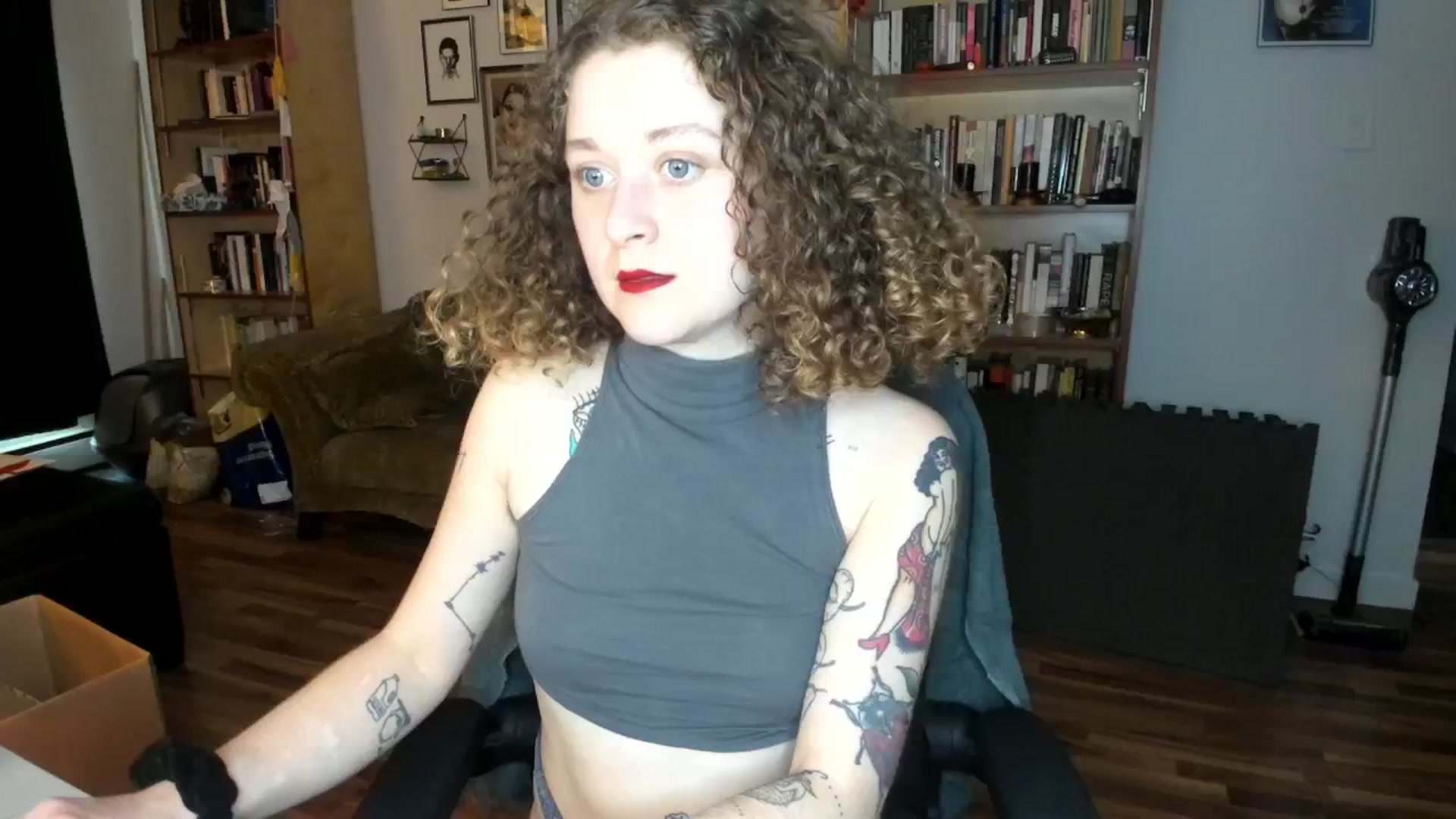 Gallery image thumbnail from PeachyQueen_'s myfreecams stream on, 10/02/2024, 21:04 image 10 of 20