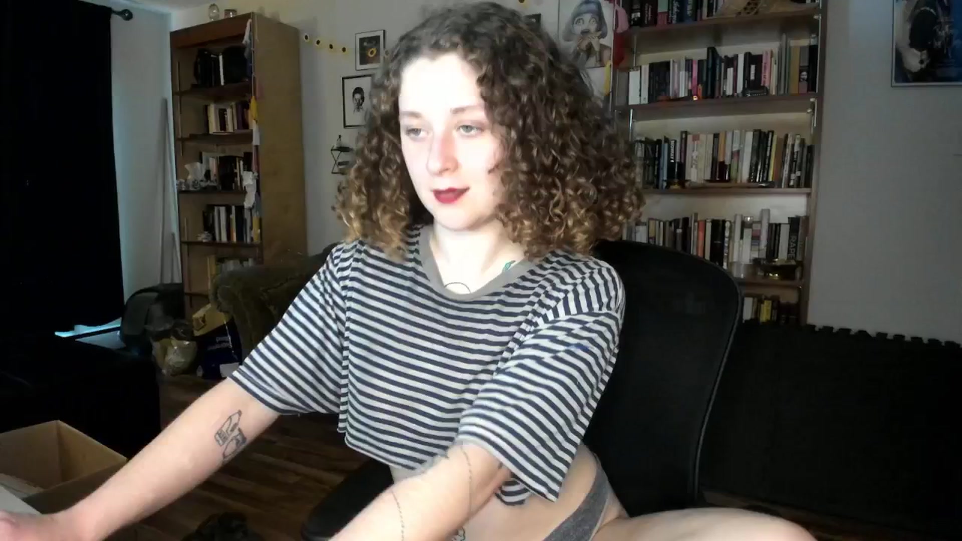 Gallery image thumbnail from PeachyQueen_'s myfreecams stream on, 10/03/2024, 21:18 image 17 of 20