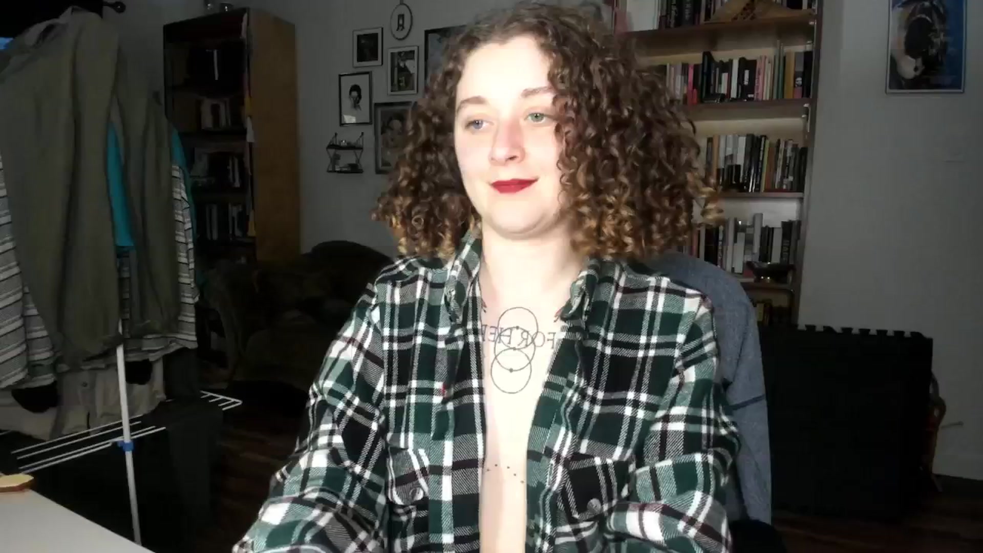 Gallery image thumbnail from PeachyQueen_'s myfreecams stream on, 10/28/2024, 19:31 image 8 of 20