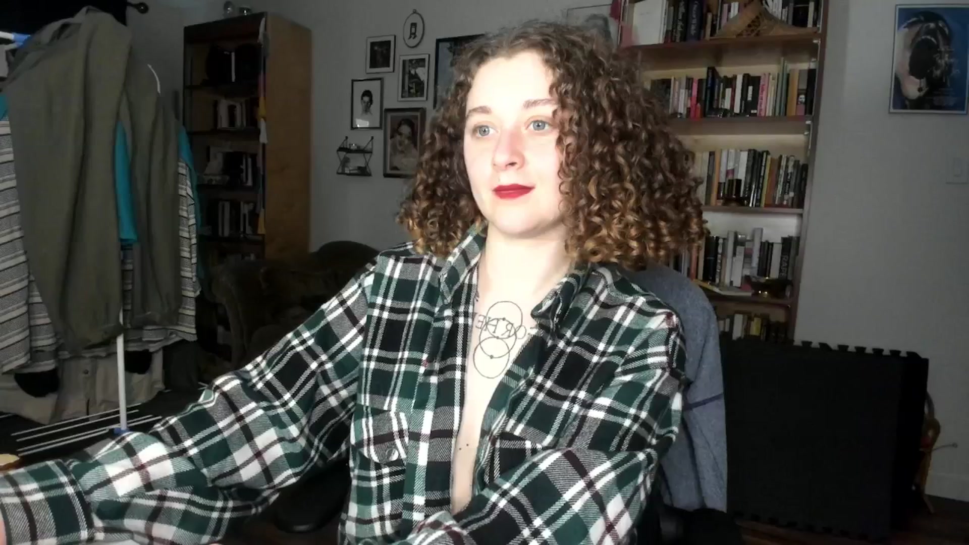 Gallery image thumbnail from PeachyQueen_'s myfreecams stream on, 10/28/2024, 19:31 image 6 of 20