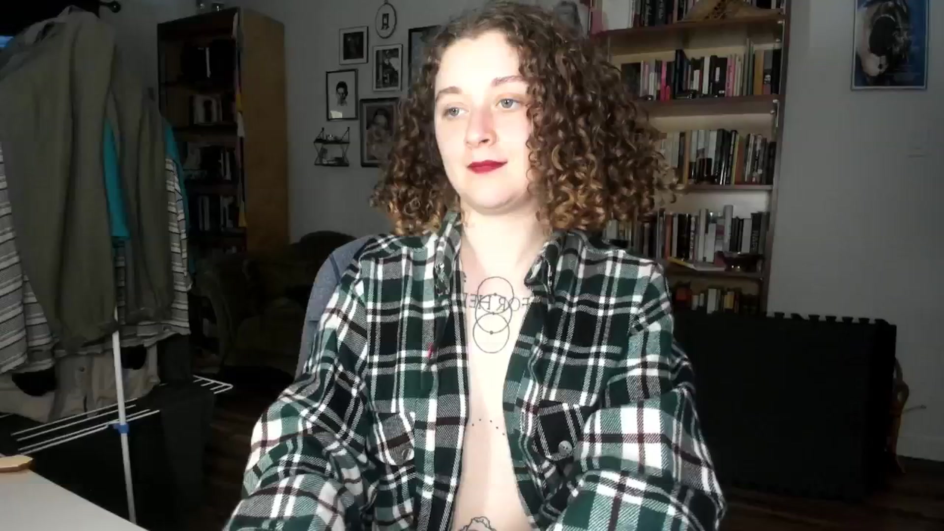Gallery image thumbnail from PeachyQueen_'s myfreecams stream on, 10/28/2024, 19:31 image 9 of 20