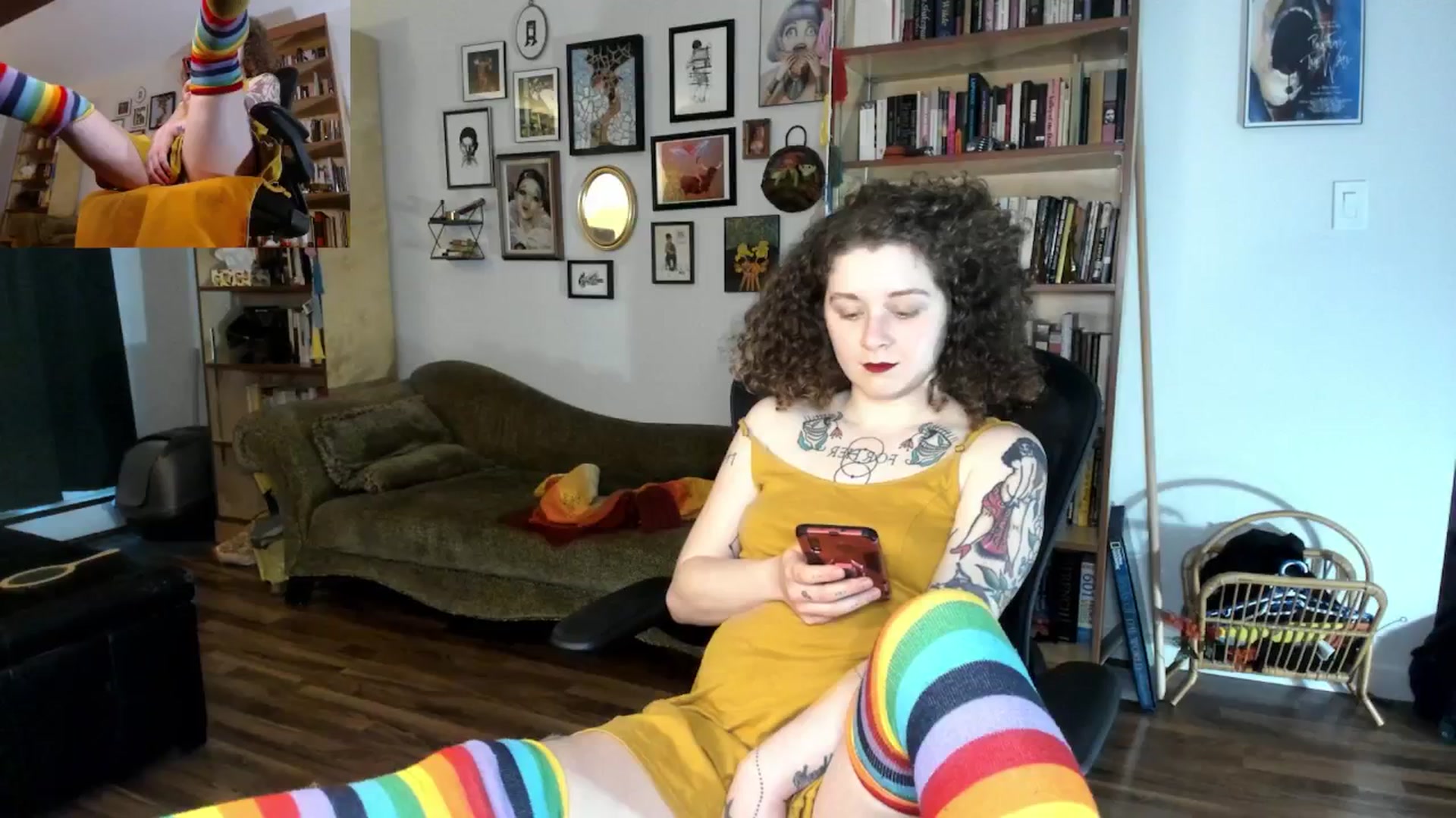 Gallery image thumbnail from PeachyQueen_'s myfreecams stream on, 11/22/2024, 22:37 image 7 of 20