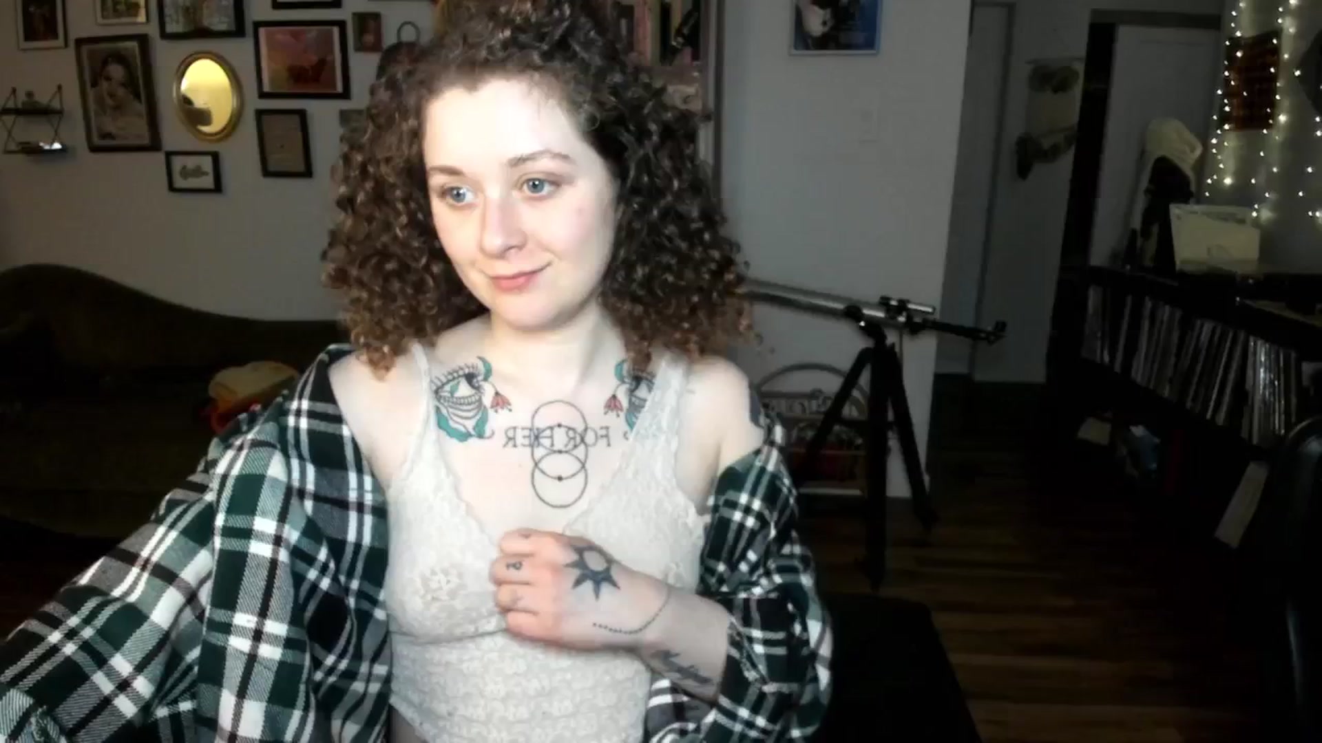Gallery image thumbnail from PeachyQueen_'s myfreecams stream on, 01/06/2025, 20:45 image 6 of 20
