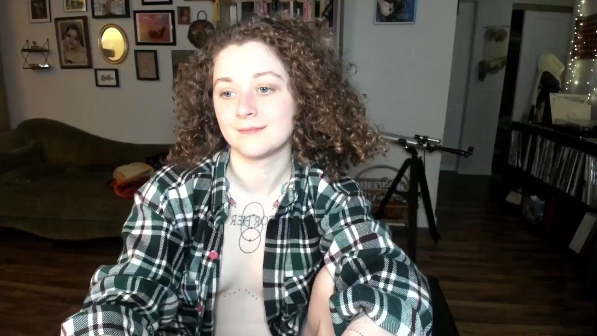 Gallery image thumbnail from PeachyQueen_'s myfreecams stream on, 01/06/2025, 22:16 image 8 of 20