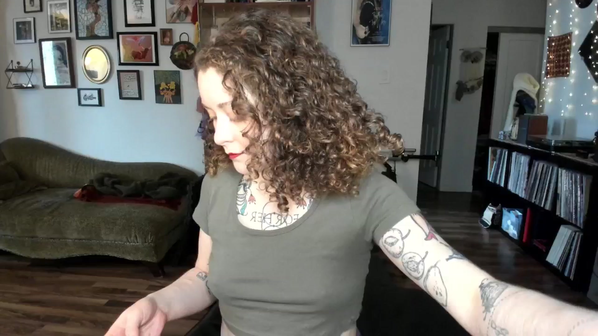 Gallery image thumbnail from PeachyQueen_'s myfreecams stream on, 01/08/2025, 19:57 image 10 of 20