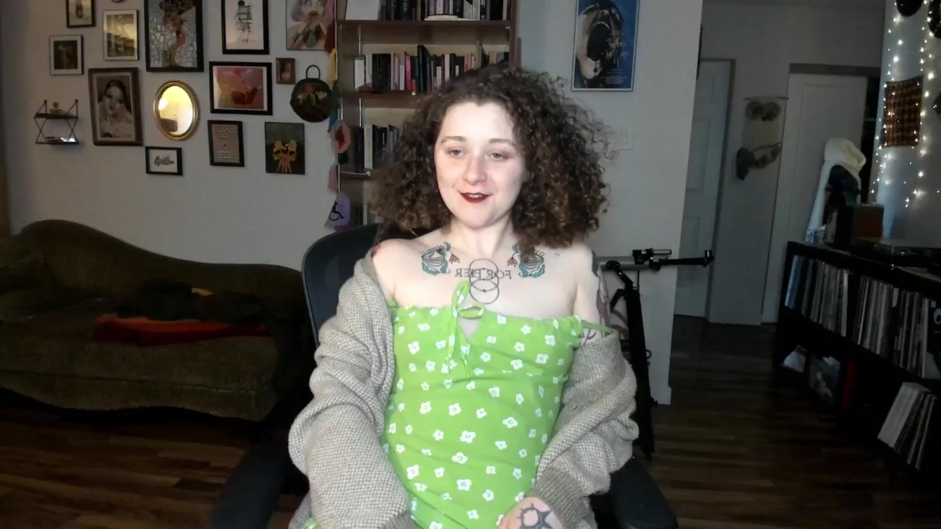 Gallery image thumbnail from PeachyQueen_'s myfreecams stream on, 01/09/2025, 22:08 image 6 of 20