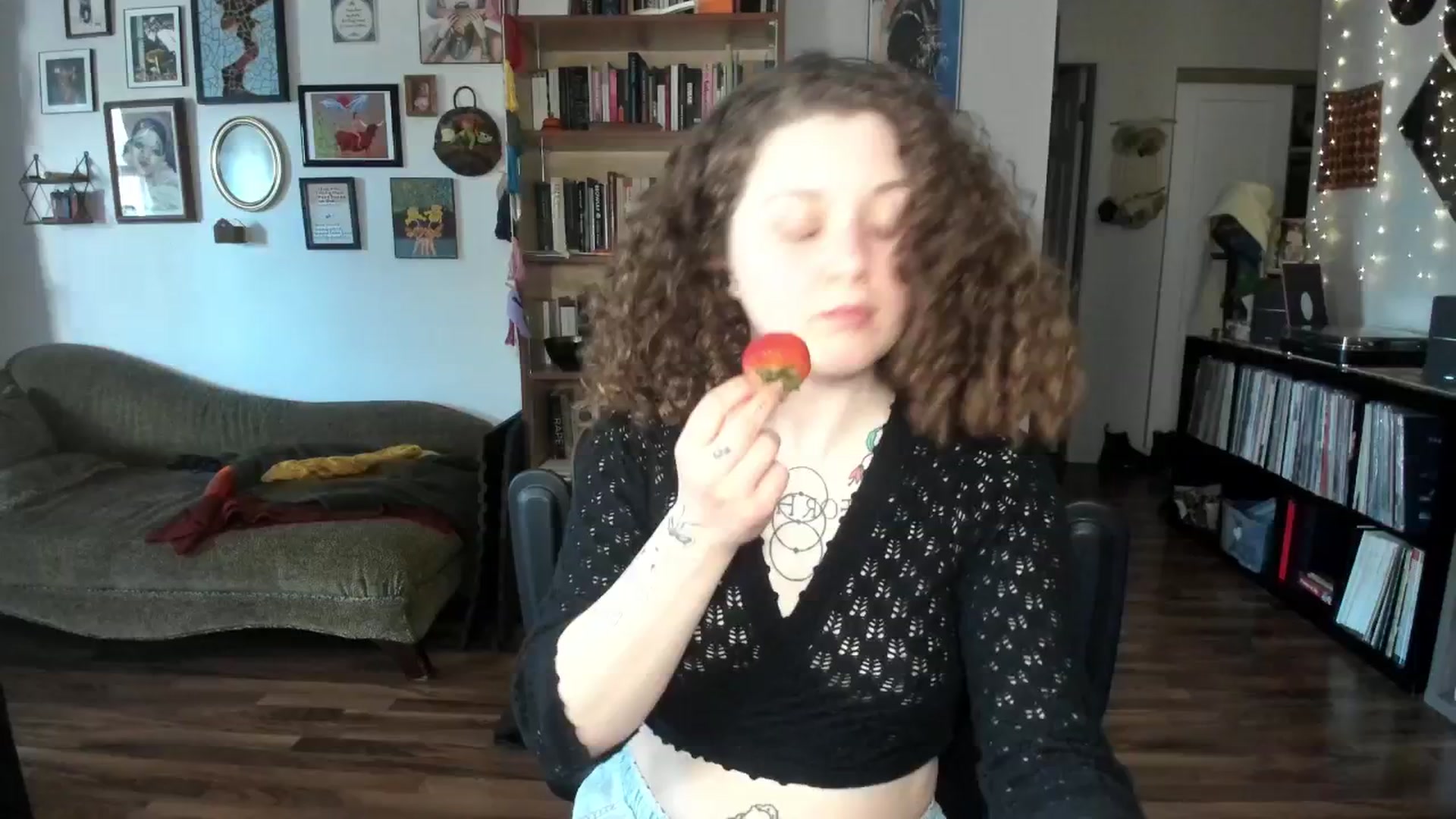 Gallery image thumbnail from PeachyQueen_'s myfreecams stream on, 03/07/2025, 21:08 image 2 of 20