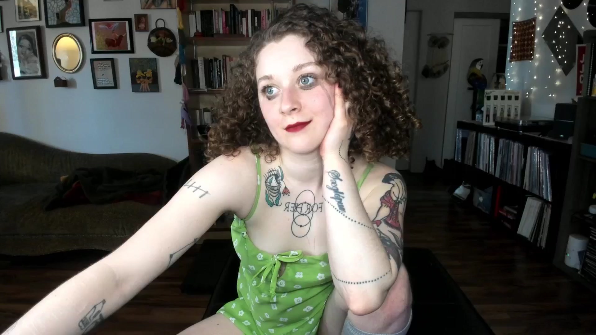 Gallery image thumbnail from PeachyQueen_'s myfreecams stream on, 03/11/2025, 20:41 image 9 of 20