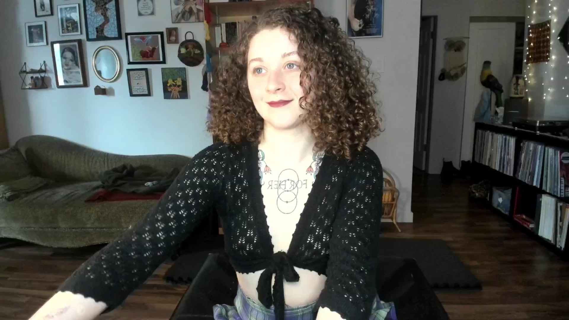 Gallery image thumbnail from PeachyQueen_'s myfreecams stream on, 03/17/2025, 18:14 image 3 of 20