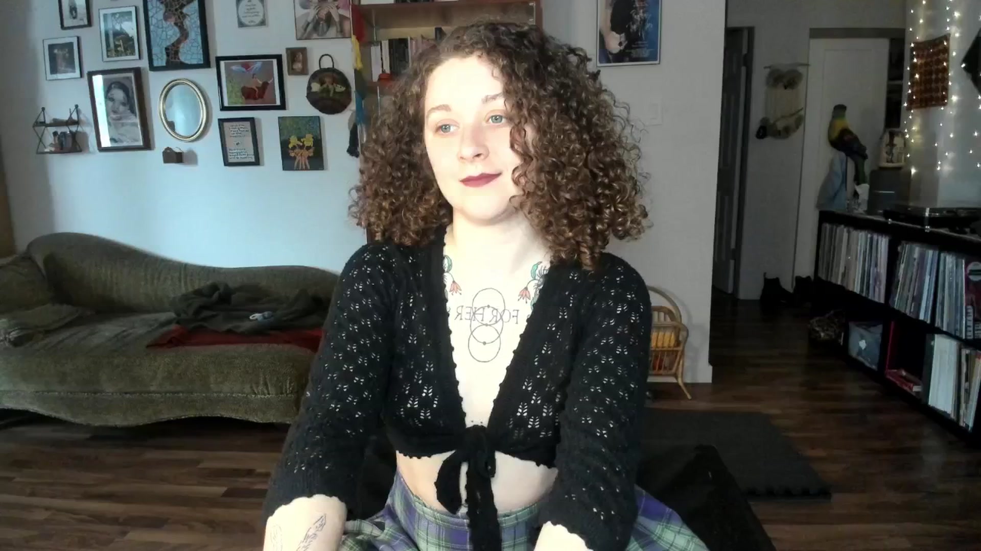 Gallery image thumbnail from PeachyQueen_'s myfreecams stream on, 03/17/2025, 18:14 image 4 of 20