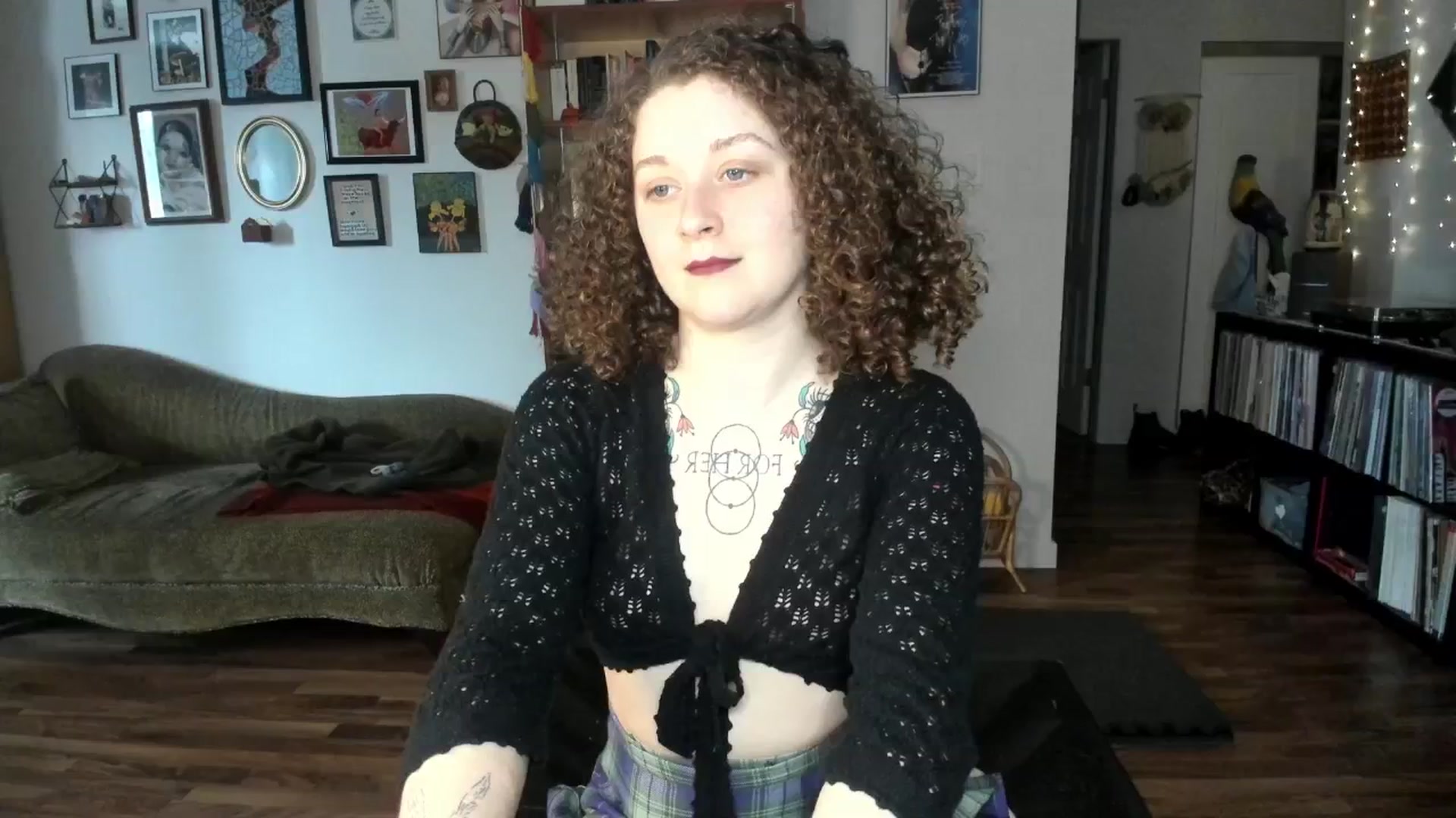 Gallery image thumbnail from PeachyQueen_'s myfreecams stream on, 03/17/2025, 18:14 image 2 of 20
