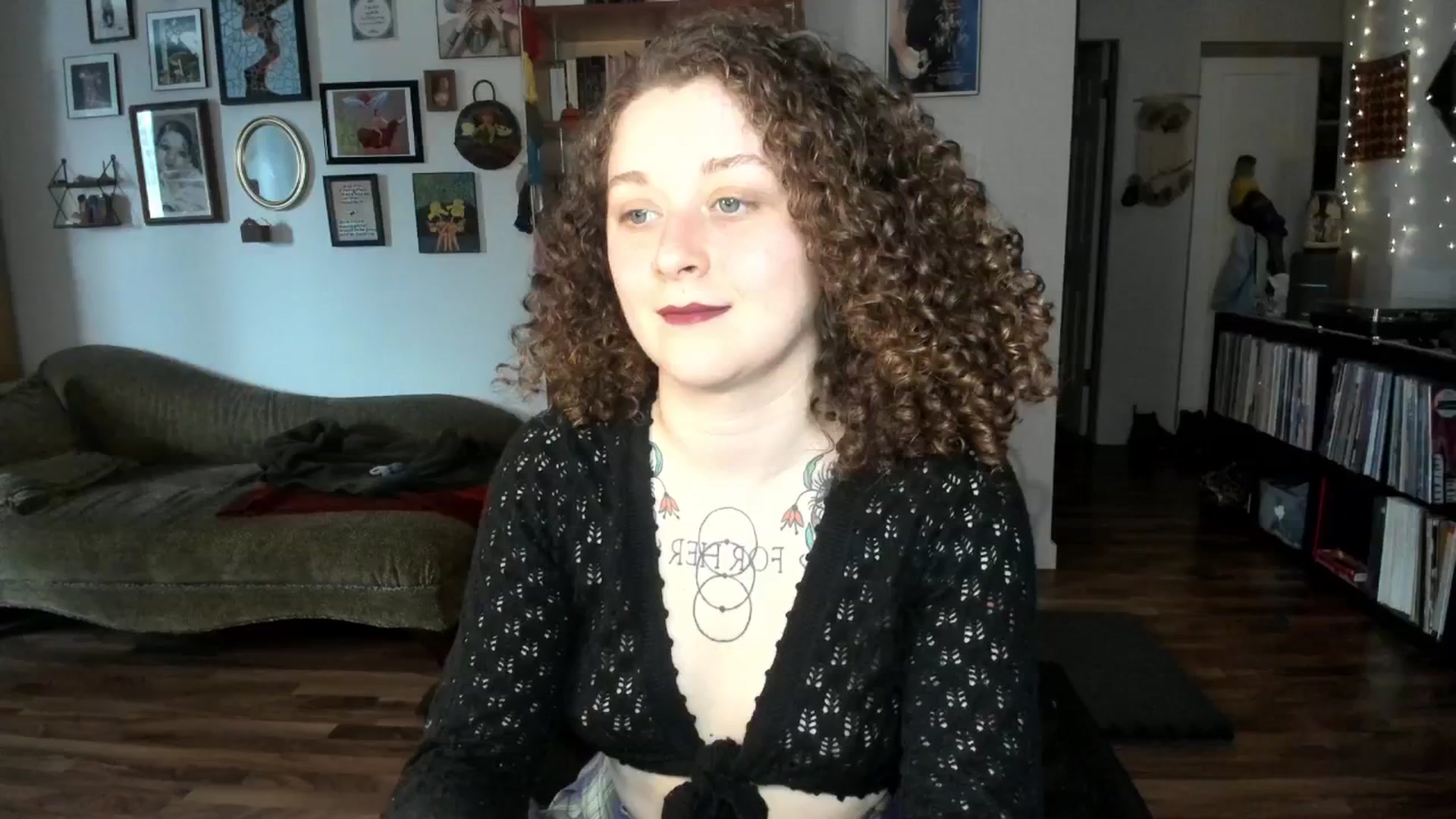 Gallery image thumbnail from PeachyQueen_'s myfreecams stream on, 03/17/2025, 18:14 image 12 of 20