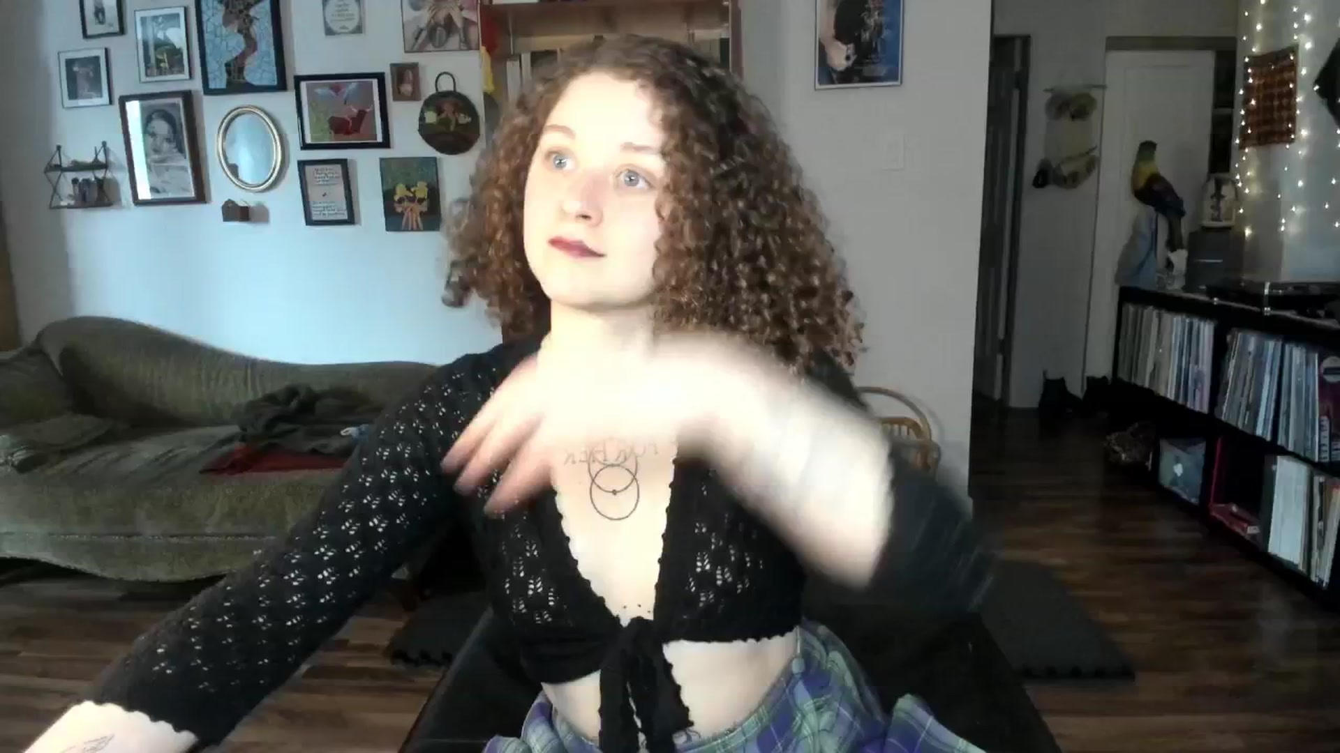 Gallery image thumbnail from PeachyQueen_'s myfreecams stream on, 03/17/2025, 18:14 image 15 of 20