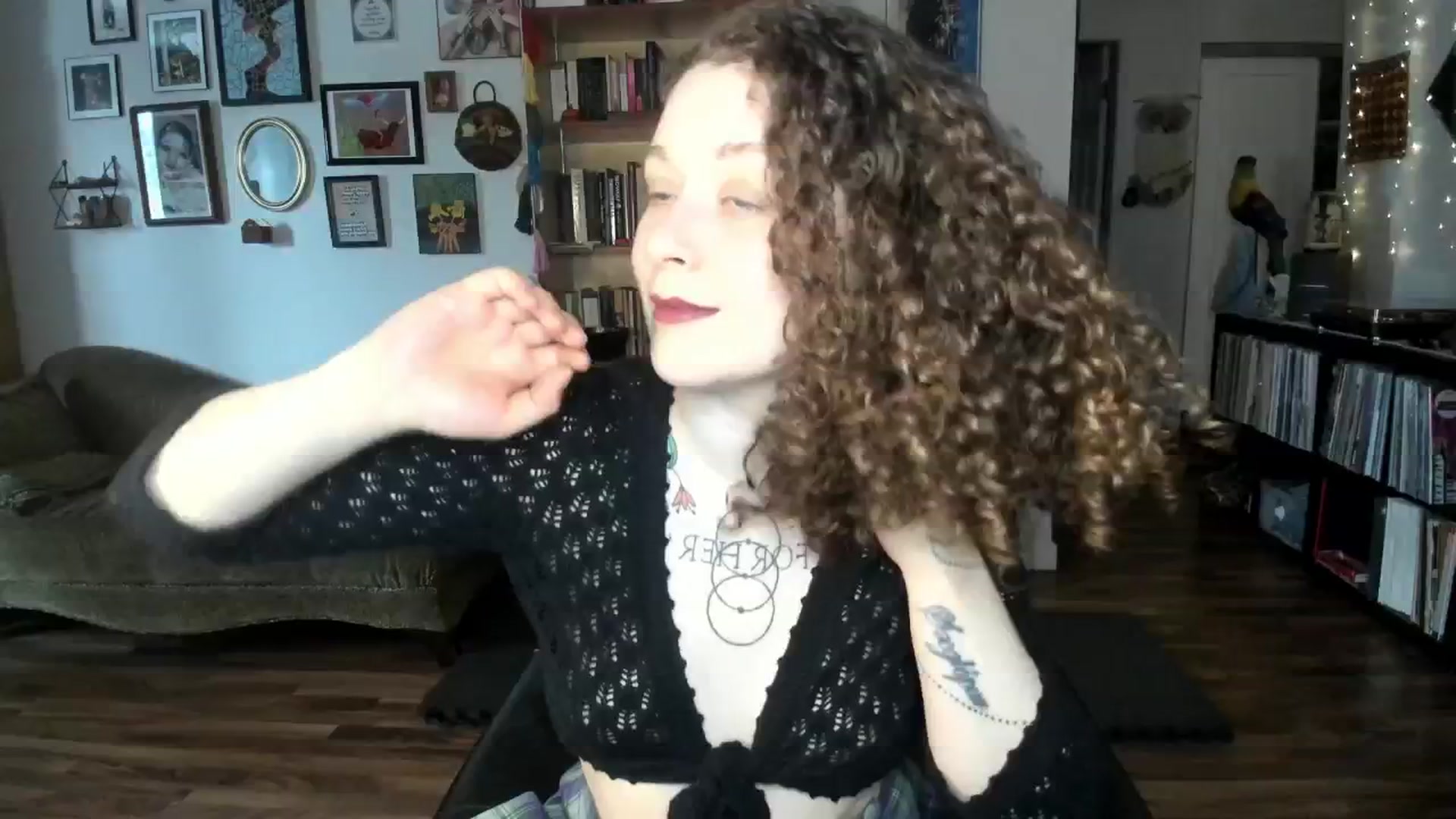Gallery image thumbnail from PeachyQueen_'s myfreecams stream on, 03/17/2025, 18:14 image 10 of 20