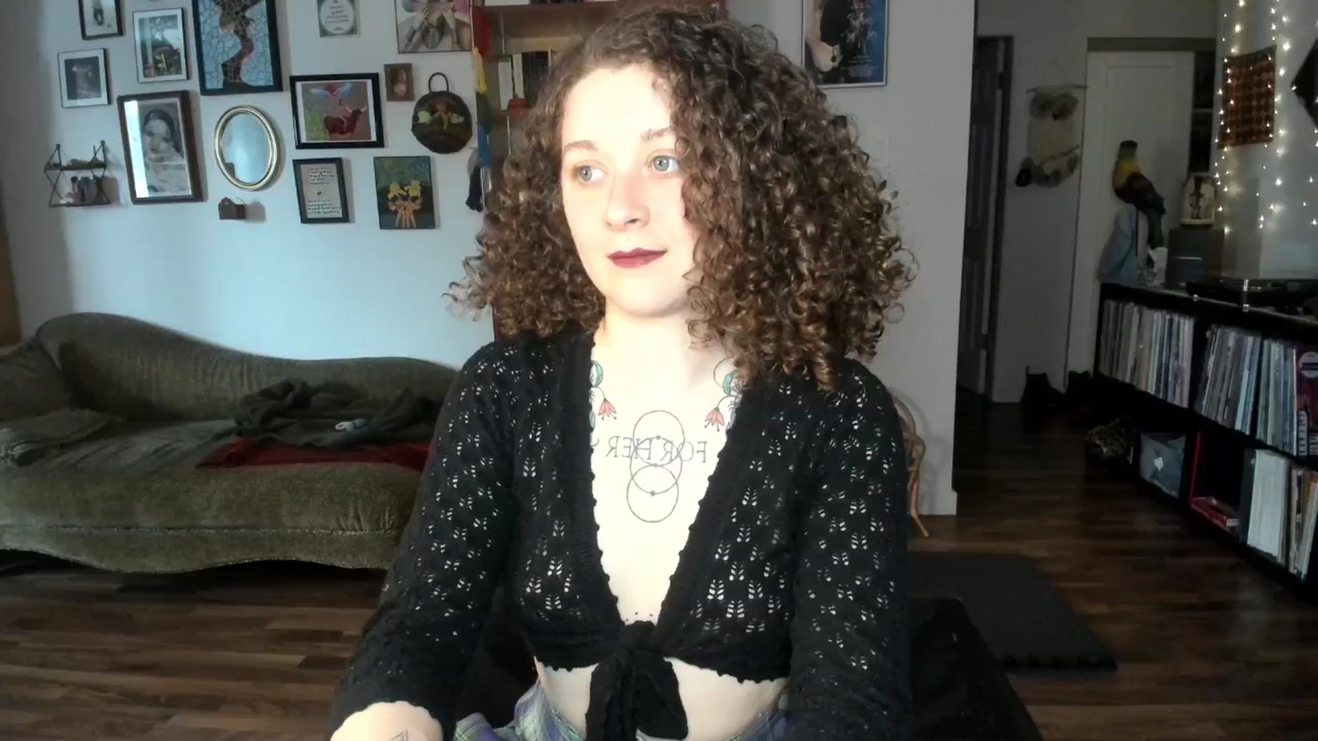 Gallery image thumbnail from PeachyQueen_'s myfreecams stream on, 03/17/2025, 18:14 image 9 of 20