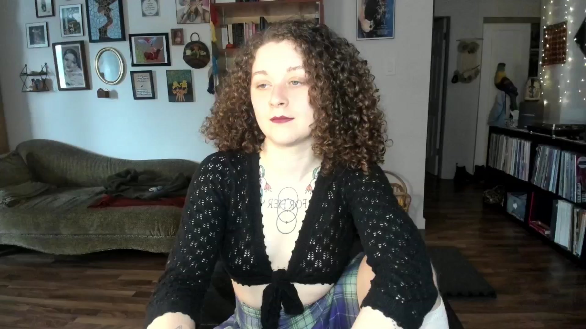Gallery image thumbnail from PeachyQueen_'s myfreecams stream on, 03/17/2025, 18:14 image 8 of 20