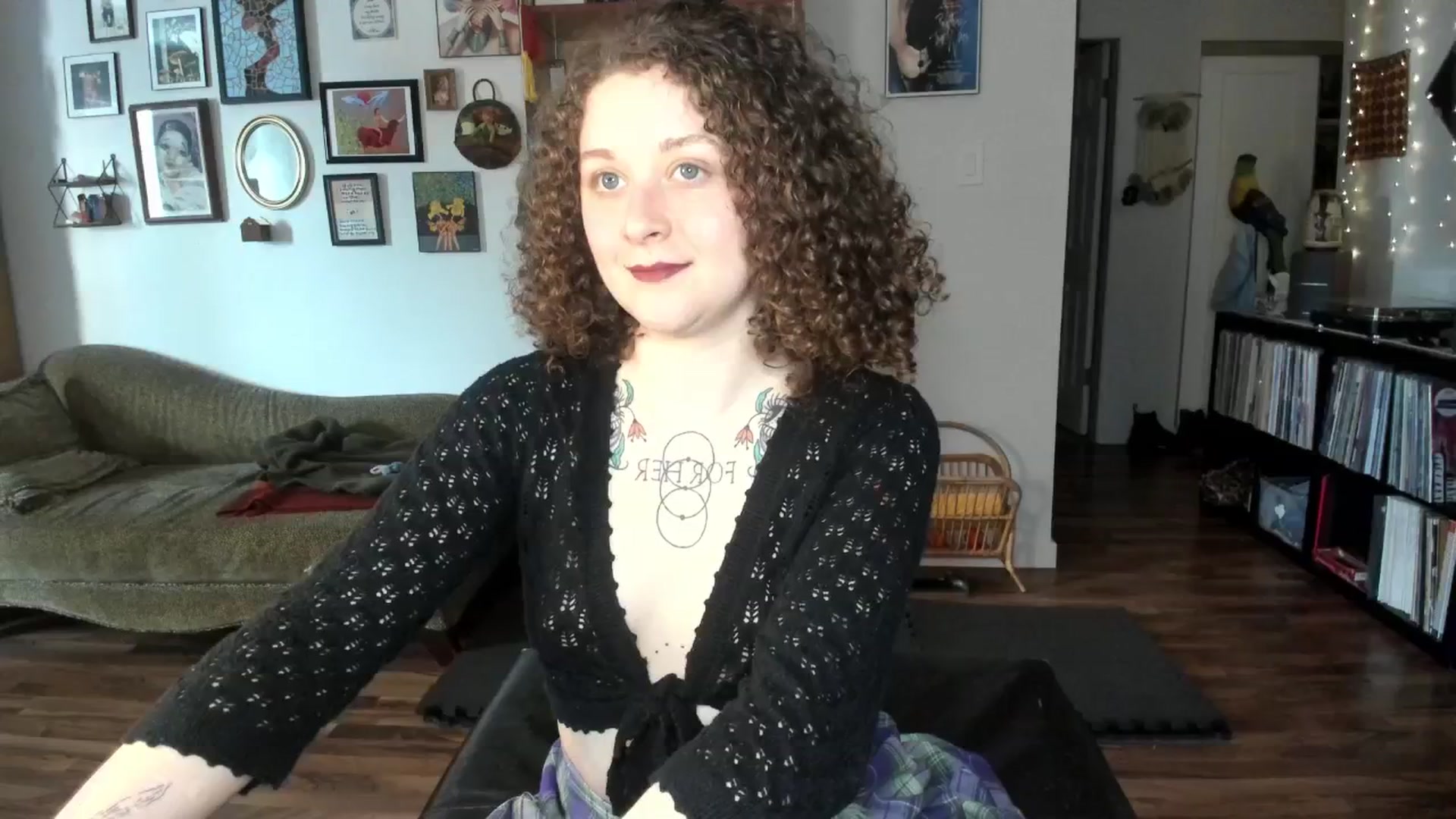 Gallery image thumbnail from PeachyQueen_'s myfreecams stream on, 03/17/2025, 19:17 image 18 of 20