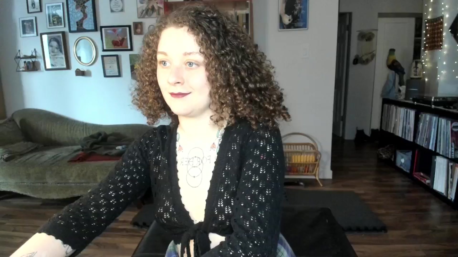 Gallery image thumbnail from PeachyQueen_'s myfreecams stream on, 03/17/2025, 19:17 image 11 of 20