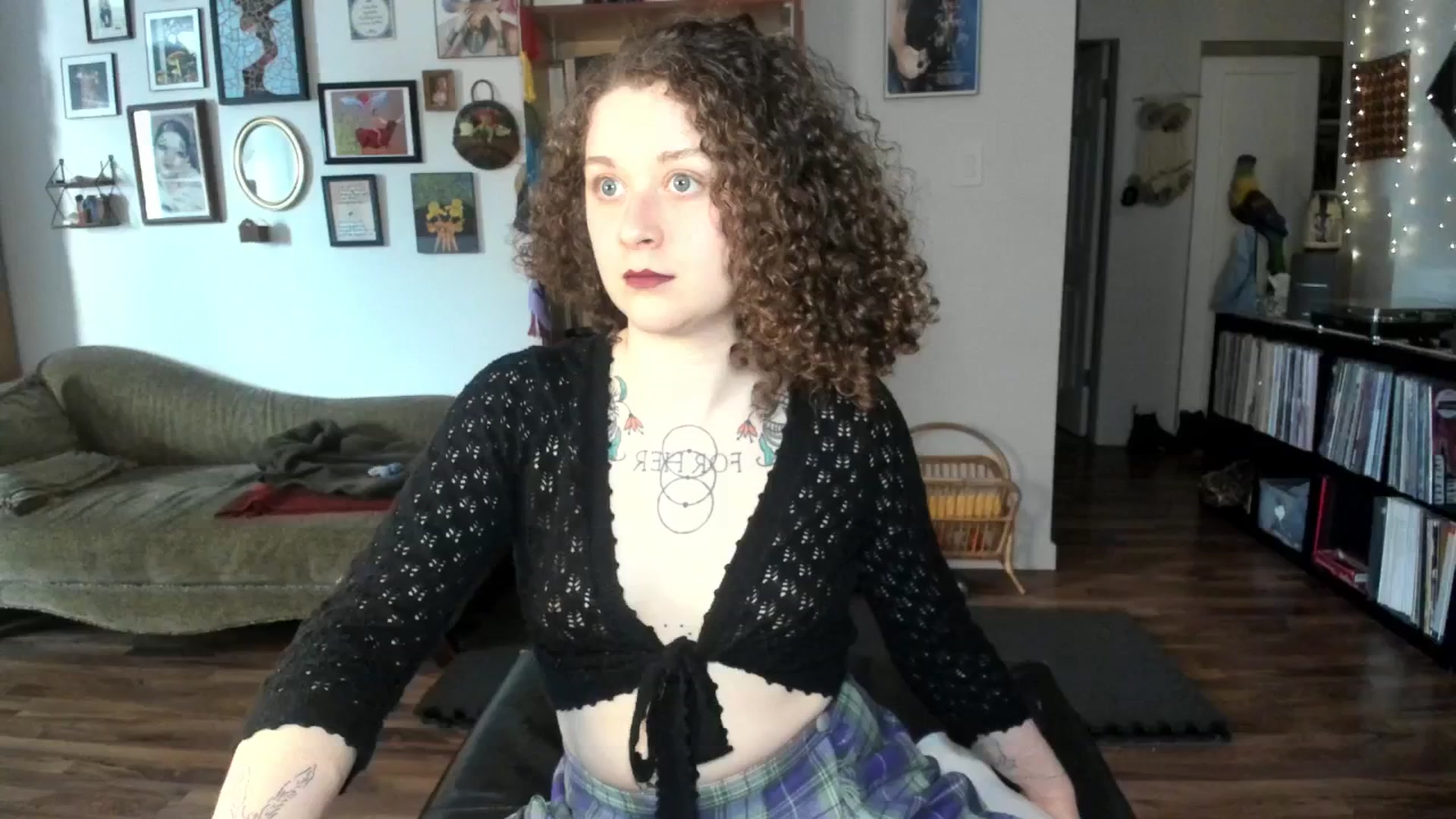 Gallery image thumbnail from PeachyQueen_'s myfreecams stream on, 03/17/2025, 19:17 image 19 of 20