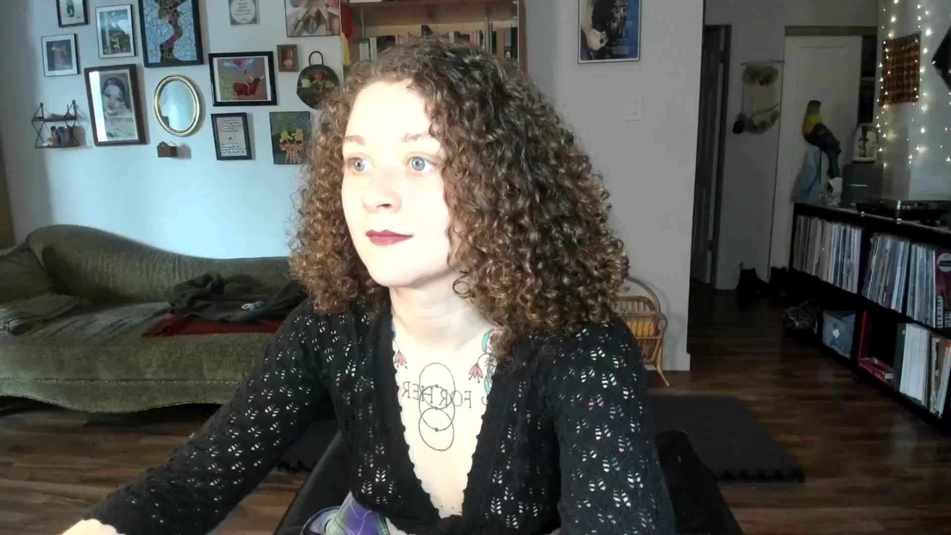Gallery image thumbnail from PeachyQueen_'s myfreecams stream on, 03/17/2025, 19:17 image 9 of 20