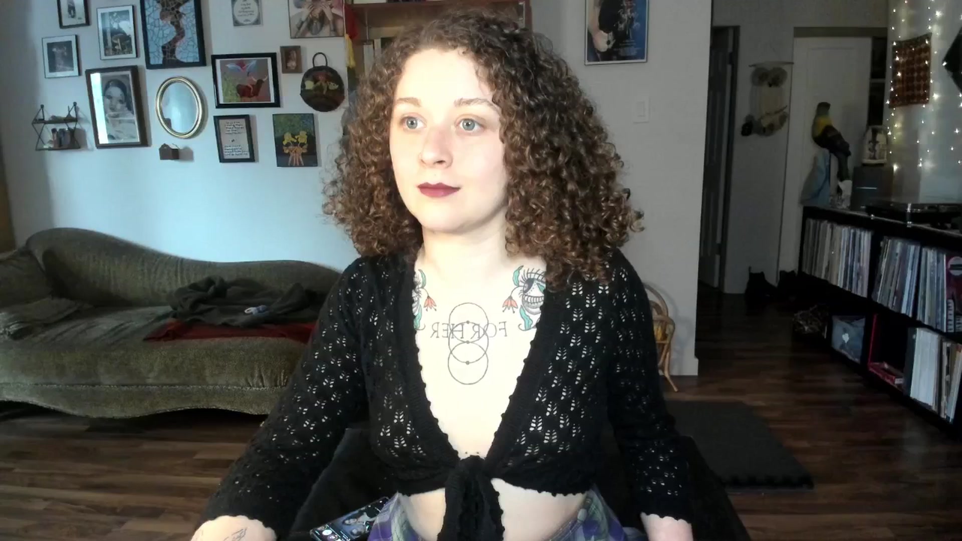 Gallery image thumbnail from PeachyQueen_'s myfreecams stream on, 03/17/2025, 19:17 image 3 of 20