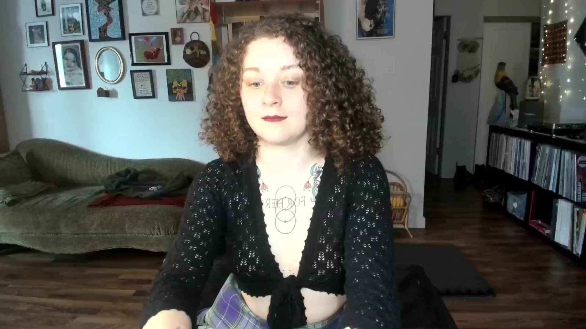 Gallery image thumbnail from PeachyQueen_'s myfreecams stream on, 03/17/2025, 19:17 image 8 of 20