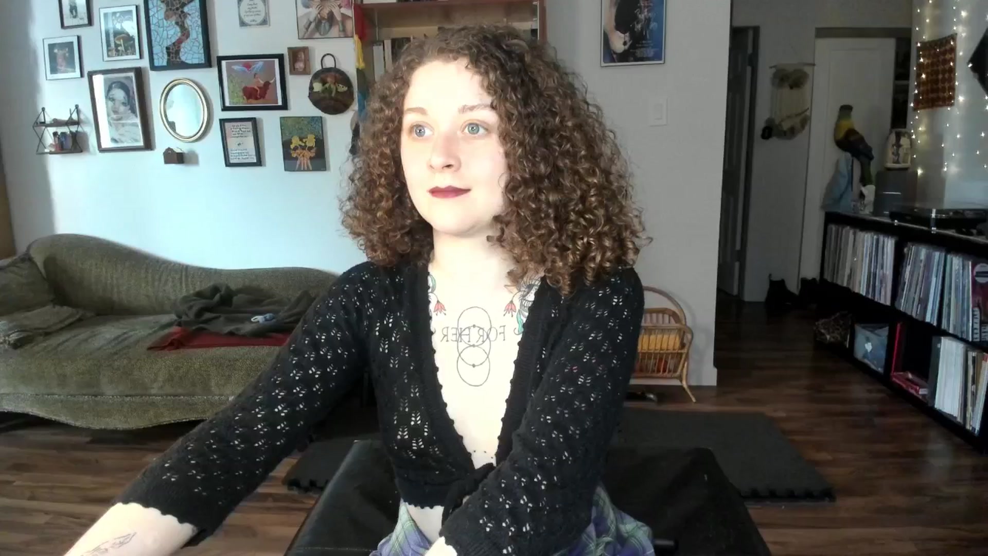 Gallery image thumbnail from PeachyQueen_'s myfreecams stream on, 03/17/2025, 19:17 image 17 of 20
