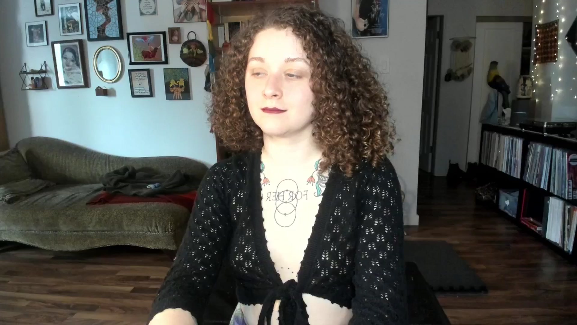 Gallery image thumbnail from PeachyQueen_'s myfreecams stream on, 03/17/2025, 19:17 image 14 of 20