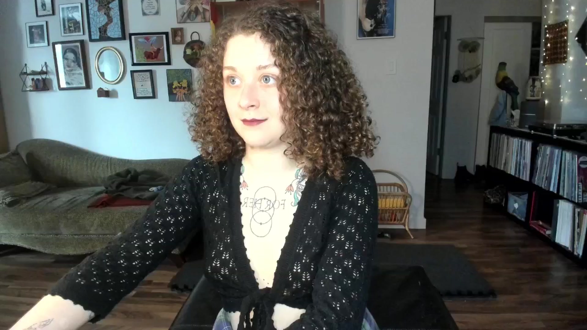 Gallery image thumbnail from PeachyQueen_'s myfreecams stream on, 03/17/2025, 19:17 image 12 of 20