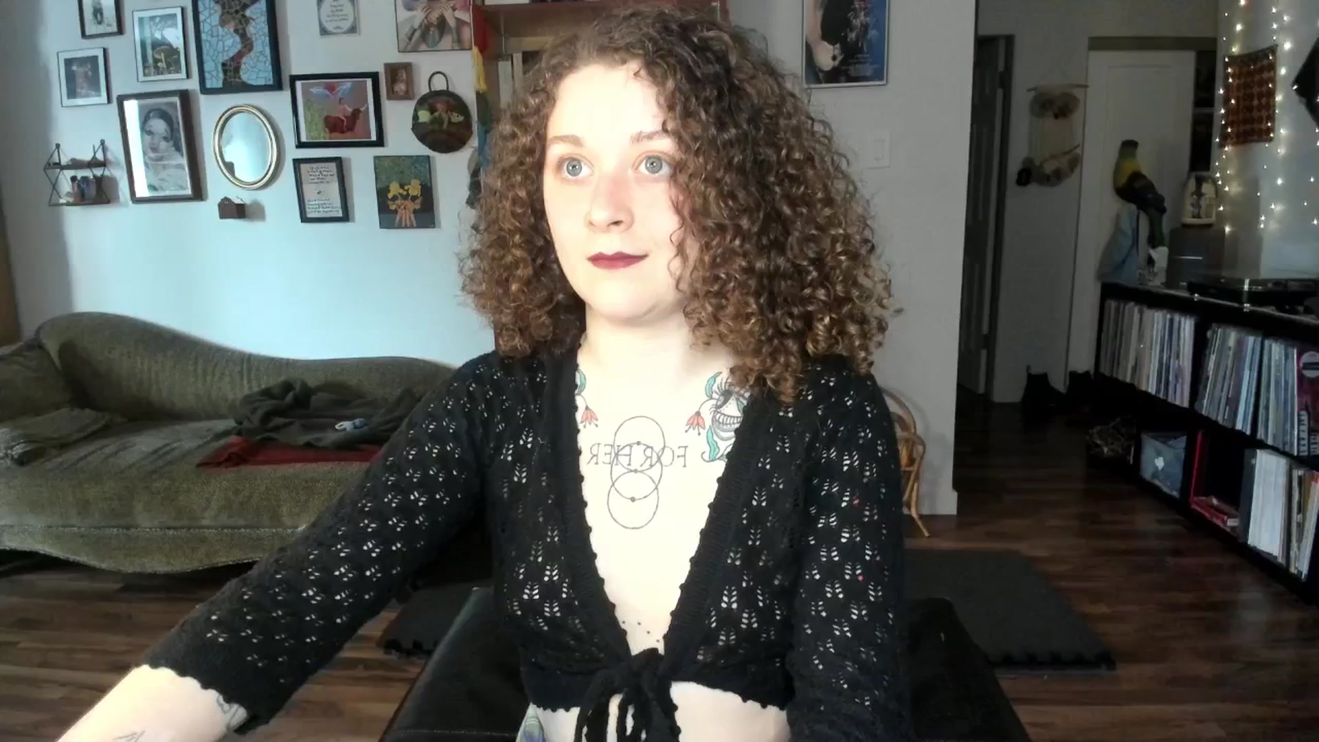 Gallery image thumbnail from PeachyQueen_'s myfreecams stream on, 03/17/2025, 19:17 image 15 of 20