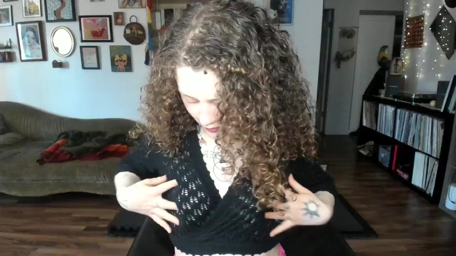 Gallery image thumbnail from PeachyQueen_'s myfreecams stream on, 04/03/2025, 18:09 image 10 of 20