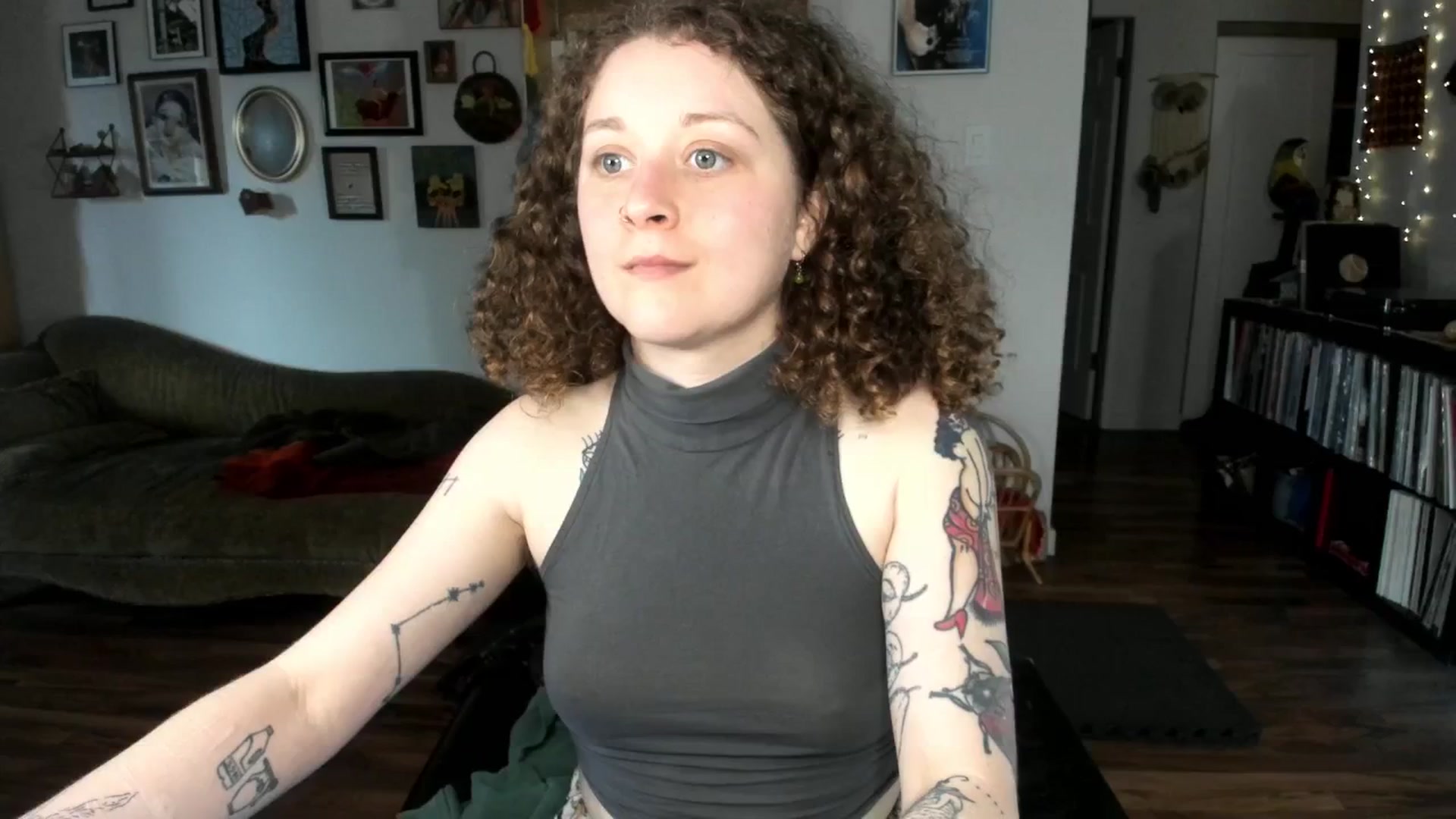 Gallery image thumbnail from PeachyQueen_'s myfreecams stream on, 04/08/2025, 18:26 image 7 of 20