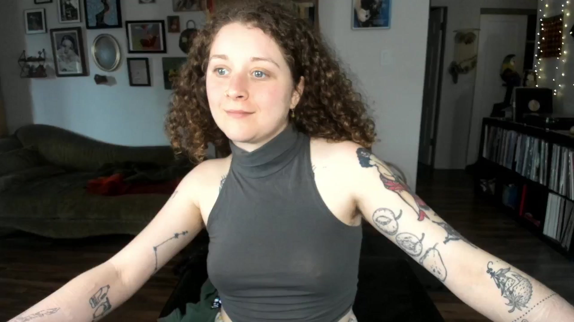 Gallery image thumbnail from PeachyQueen_'s myfreecams stream on, 04/08/2025, 18:26 image 6 of 20