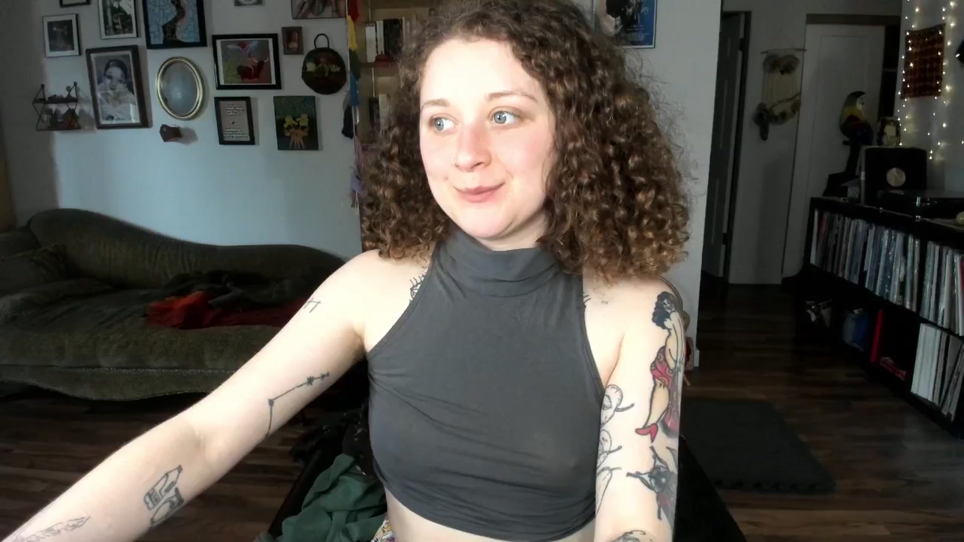 Gallery image thumbnail from PeachyQueen_'s myfreecams stream on, 04/08/2025, 18:26 image 16 of 20