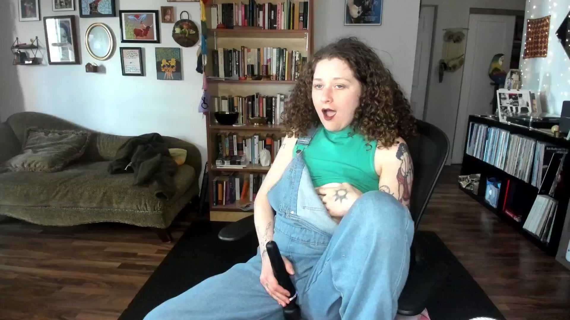 Gallery image thumbnail from PeachyQueen_'s myfreecams stream on, 04/22/2025, 22:18 image 15 of 20