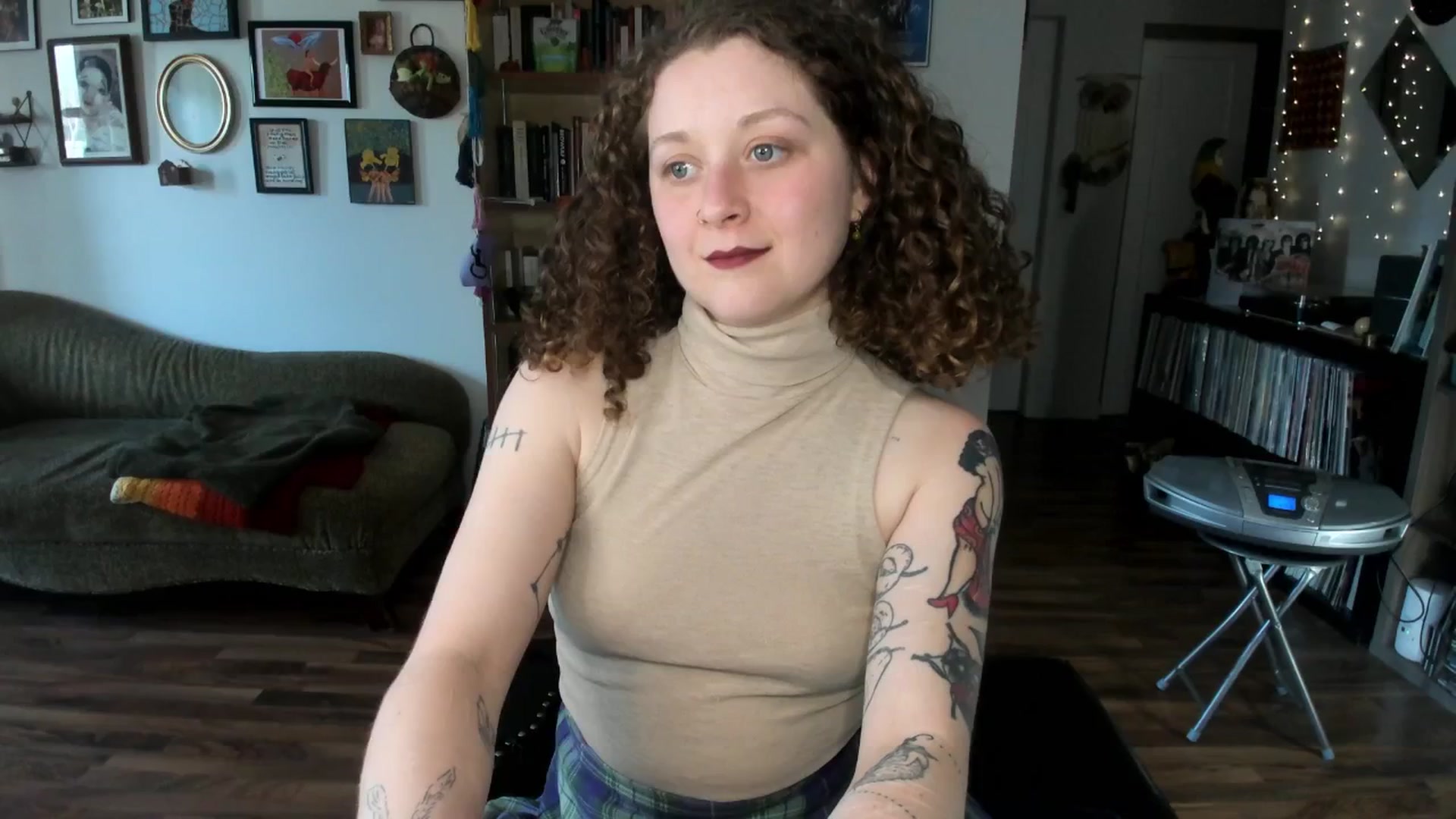 Gallery image thumbnail from PeachyQueen_'s myfreecams stream on, 04/28/2025, 19:03 image 17 of 20