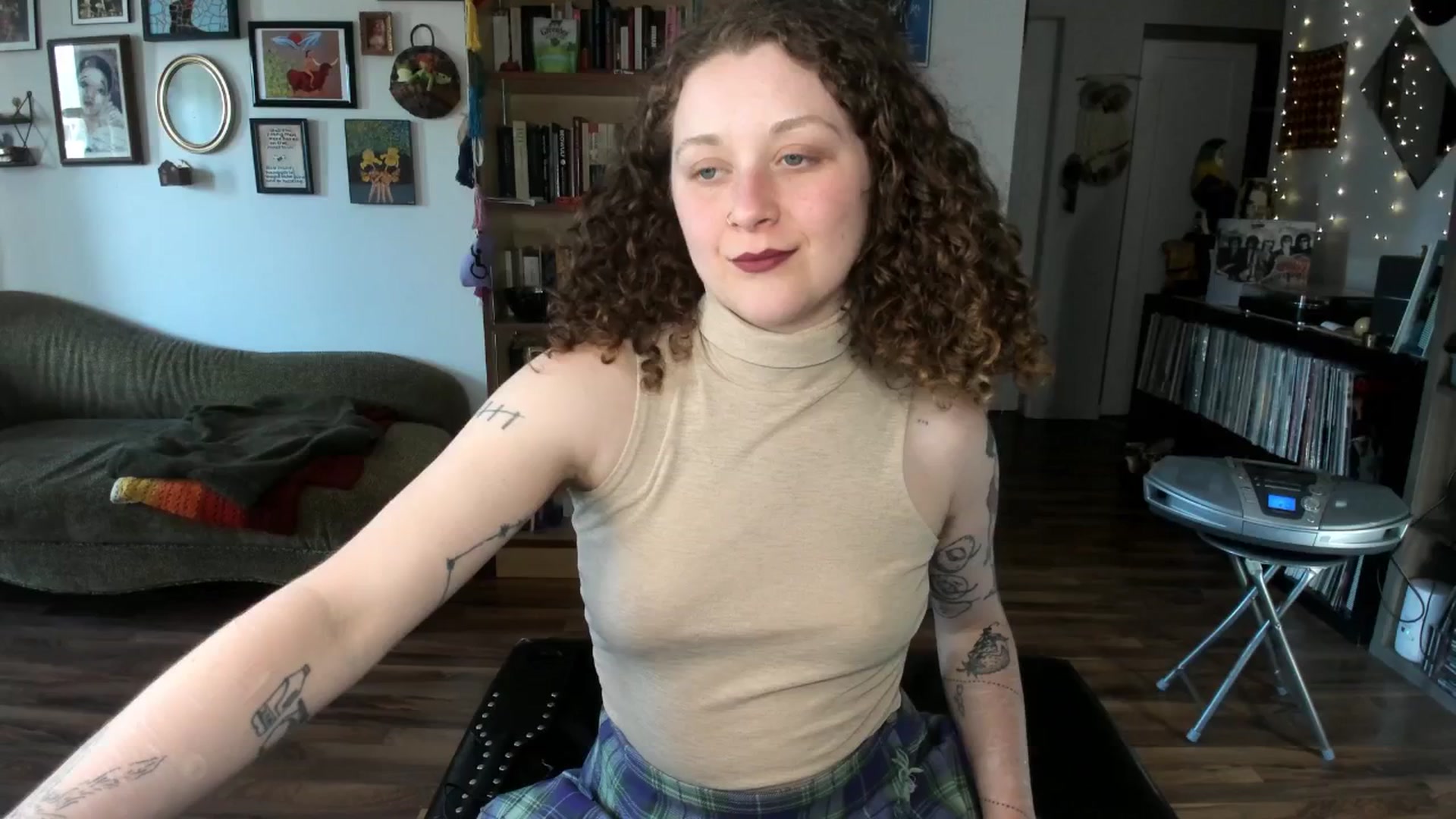 Gallery image thumbnail from PeachyQueen_'s myfreecams stream on, 04/28/2025, 19:03 image 10 of 20