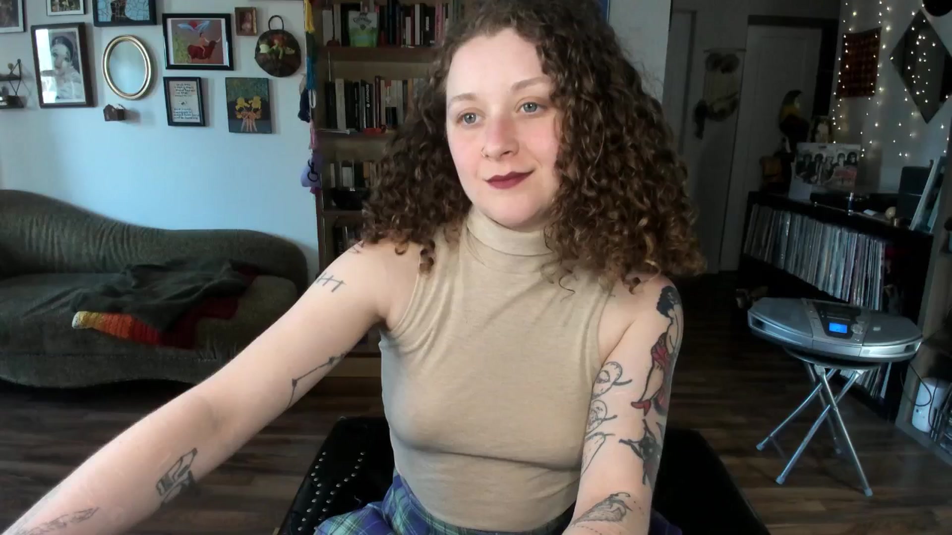 Gallery image thumbnail from PeachyQueen_'s myfreecams stream on, 04/28/2025, 19:03 image 9 of 20