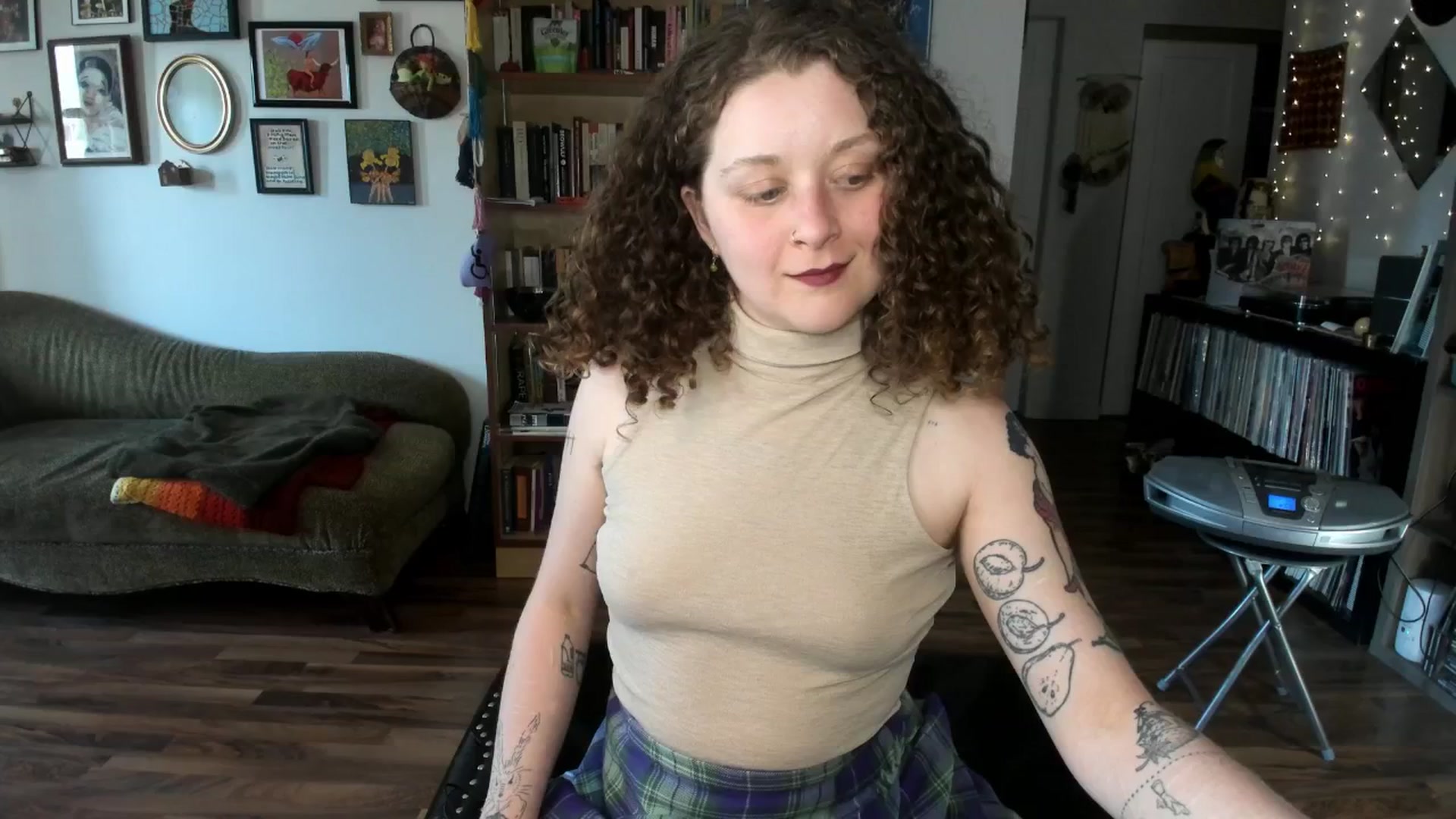 Gallery image thumbnail from PeachyQueen_'s myfreecams stream on, 04/28/2025, 19:03 image 8 of 20