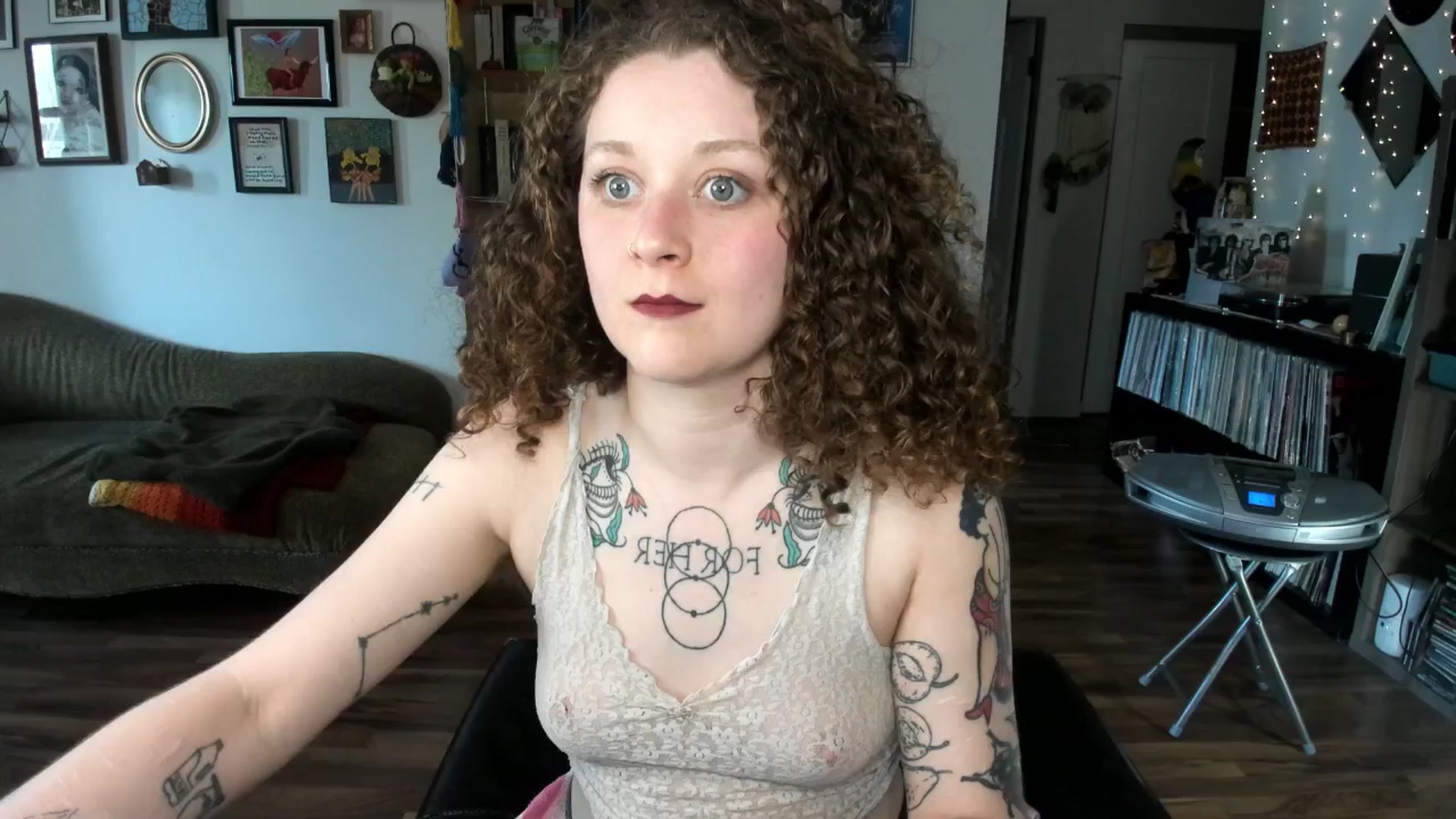Gallery image thumbnail from PeachyQueen_'s myfreecams stream on, 04/28/2025, 19:37 image 13 of 20