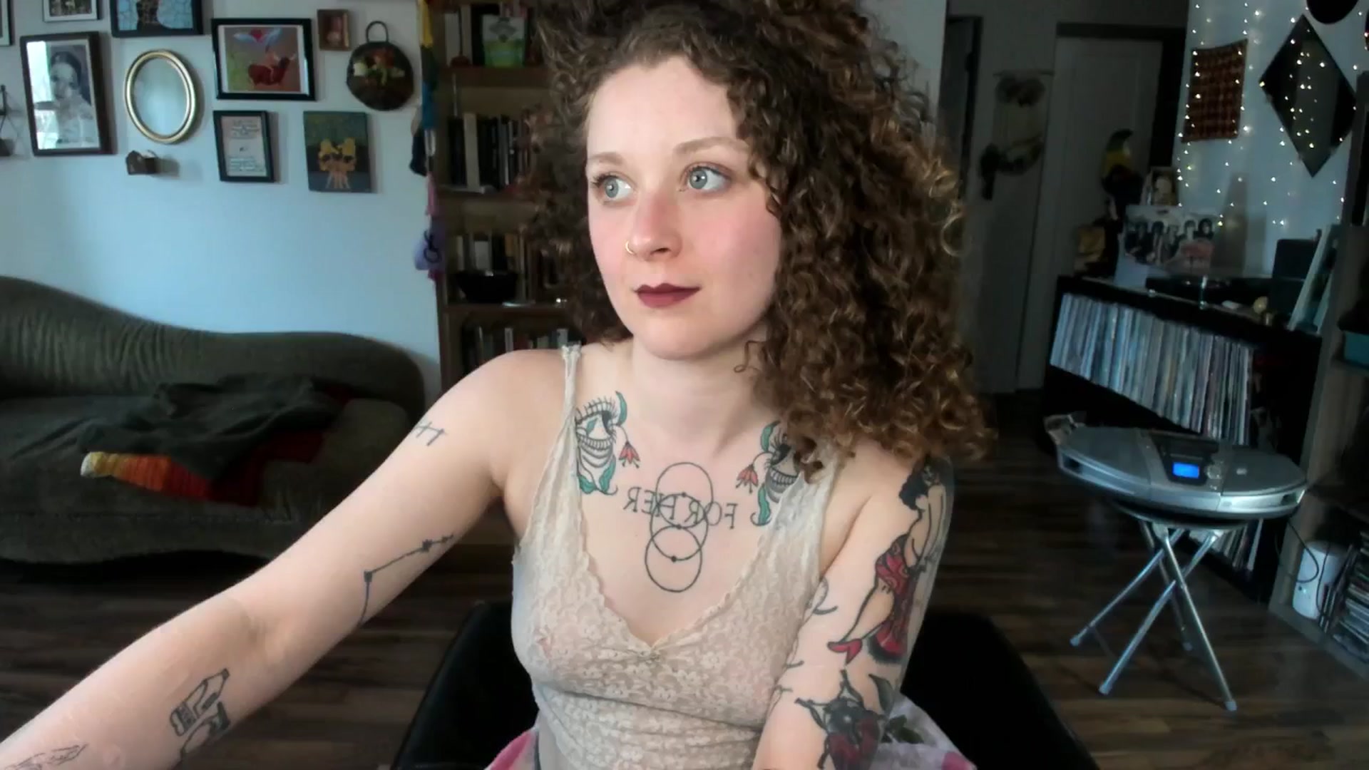 Gallery image thumbnail from PeachyQueen_'s myfreecams stream on, 04/28/2025, 19:37 image 10 of 20