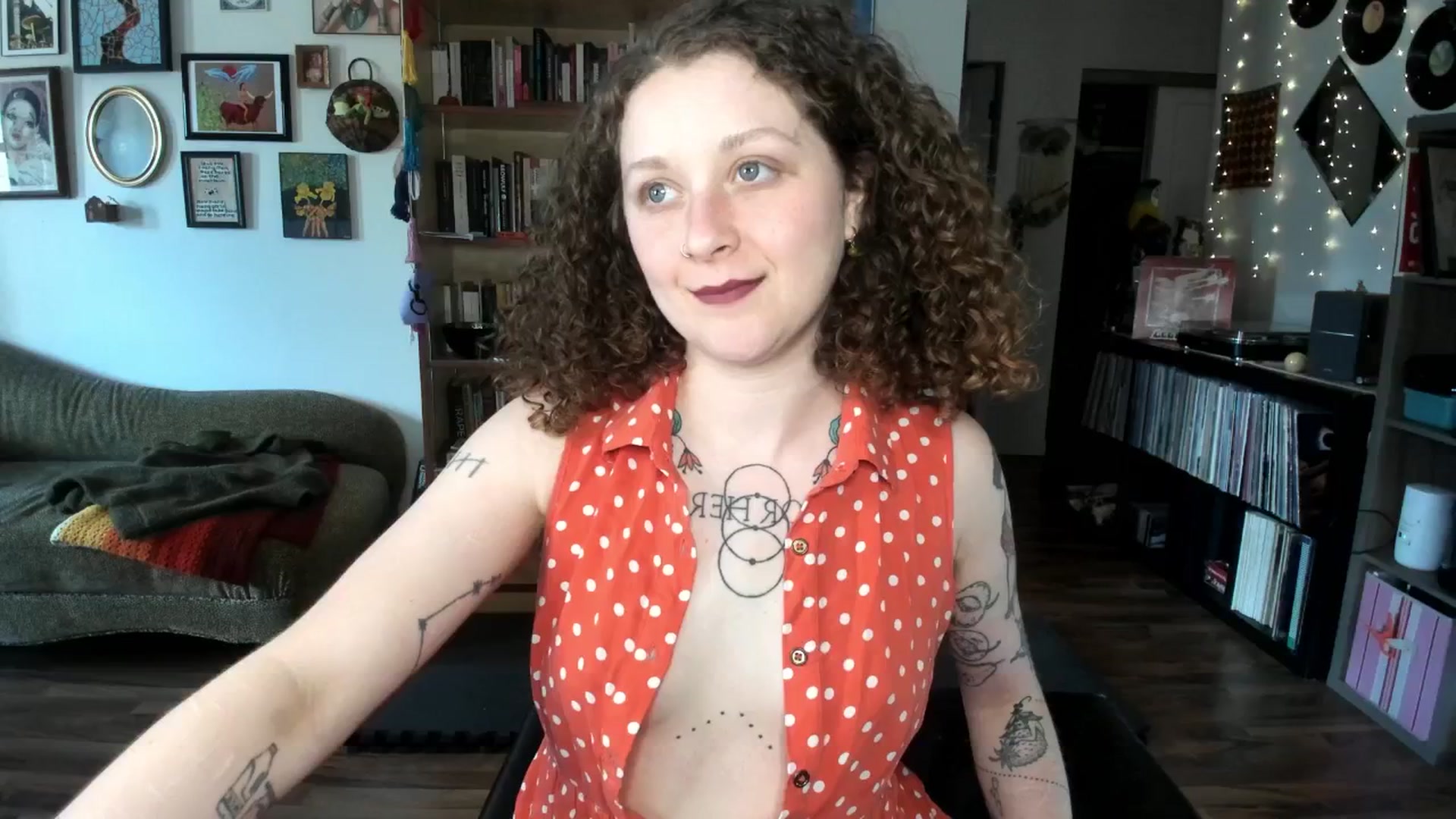 Gallery image thumbnail from PeachyQueen_'s myfreecams stream on, 05/05/2025, 21:37 image 7 of 20