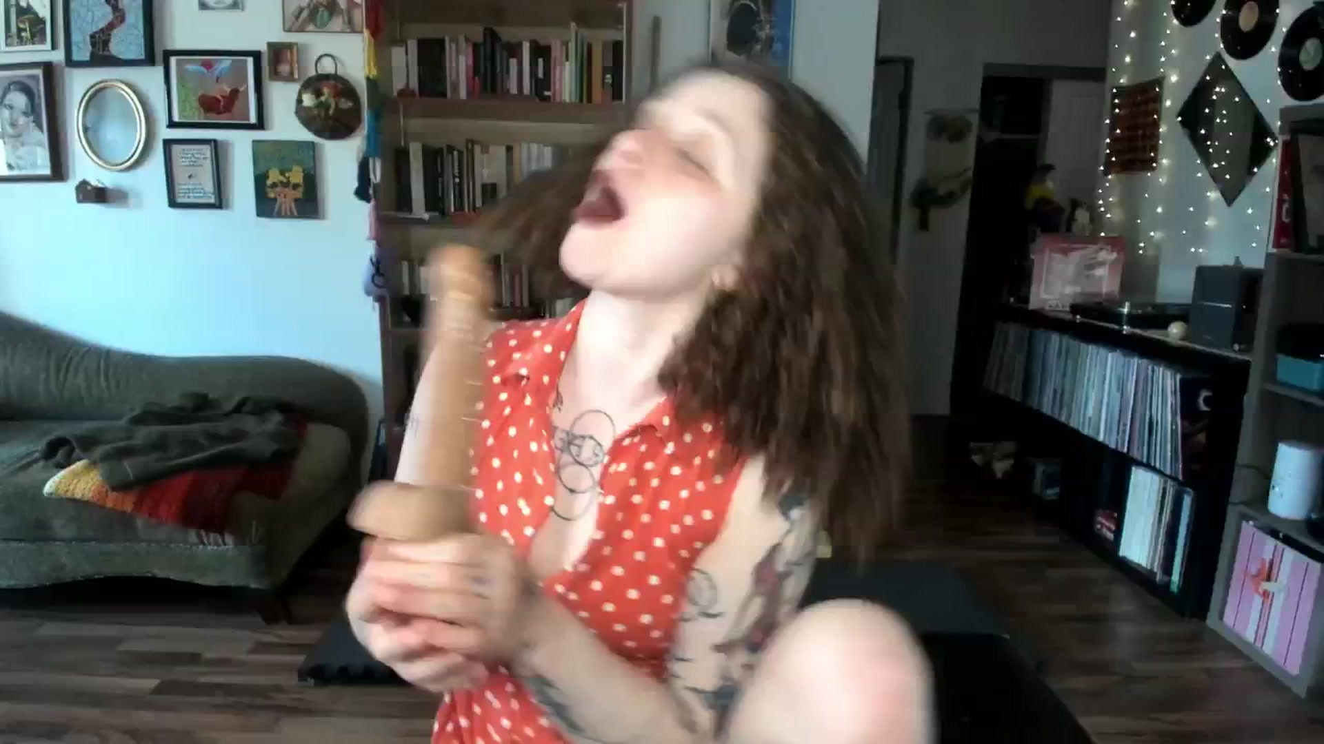 Gallery image thumbnail from PeachyQueen_'s myfreecams stream on, 05/05/2025, 21:37 image 8 of 20