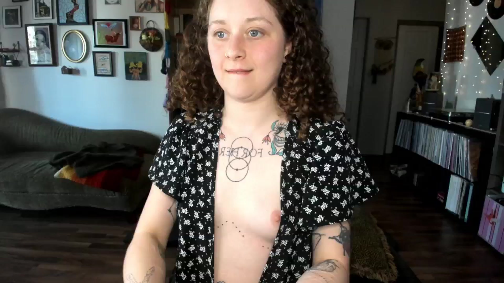 Gallery image thumbnail from PeachyQueen_'s myfreecams stream on, 05/06/2025, 21:54 image 17 of 20