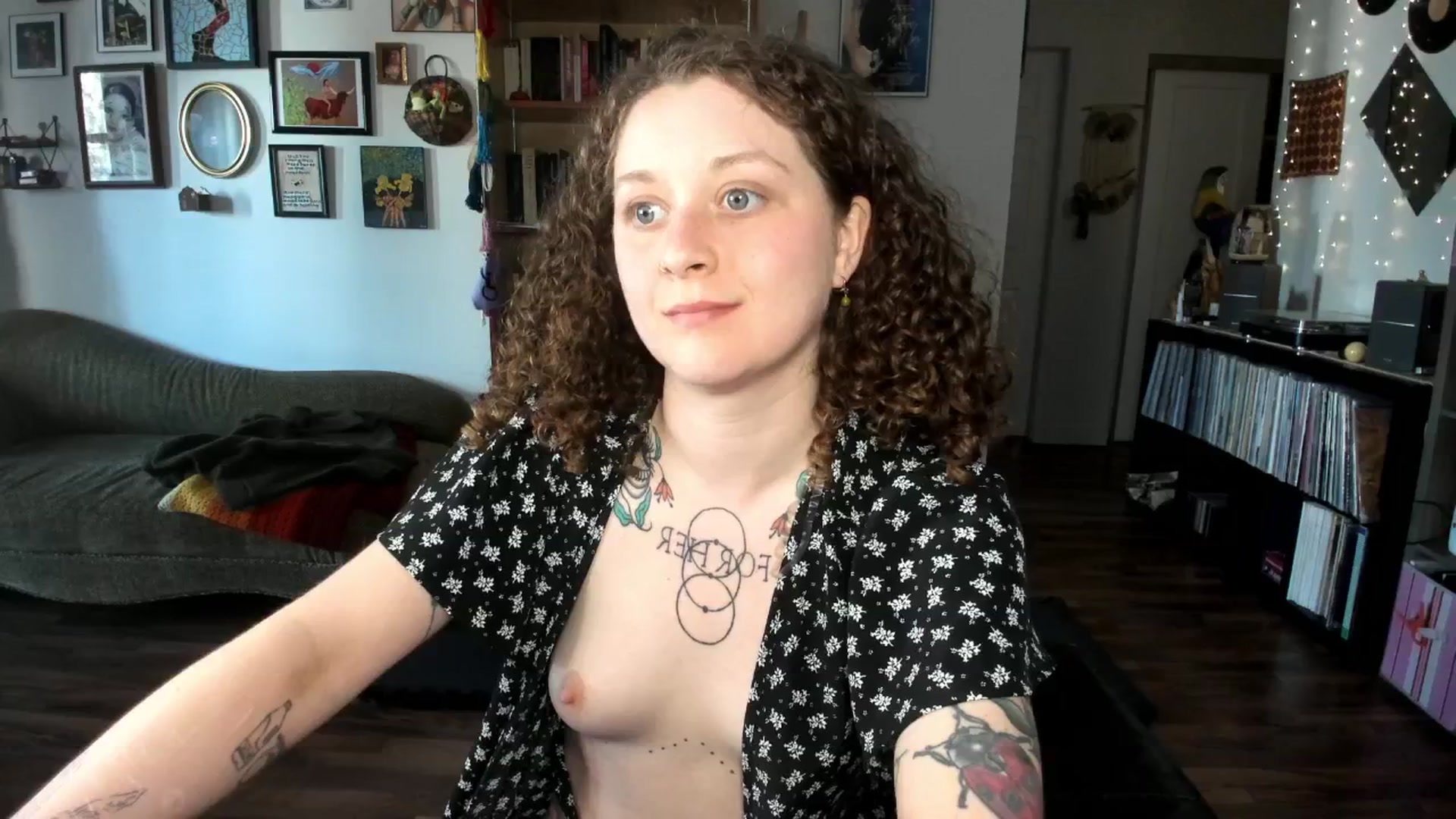 Gallery image thumbnail from PeachyQueen_'s myfreecams stream on, 05/06/2025, 22:11 image 15 of 20