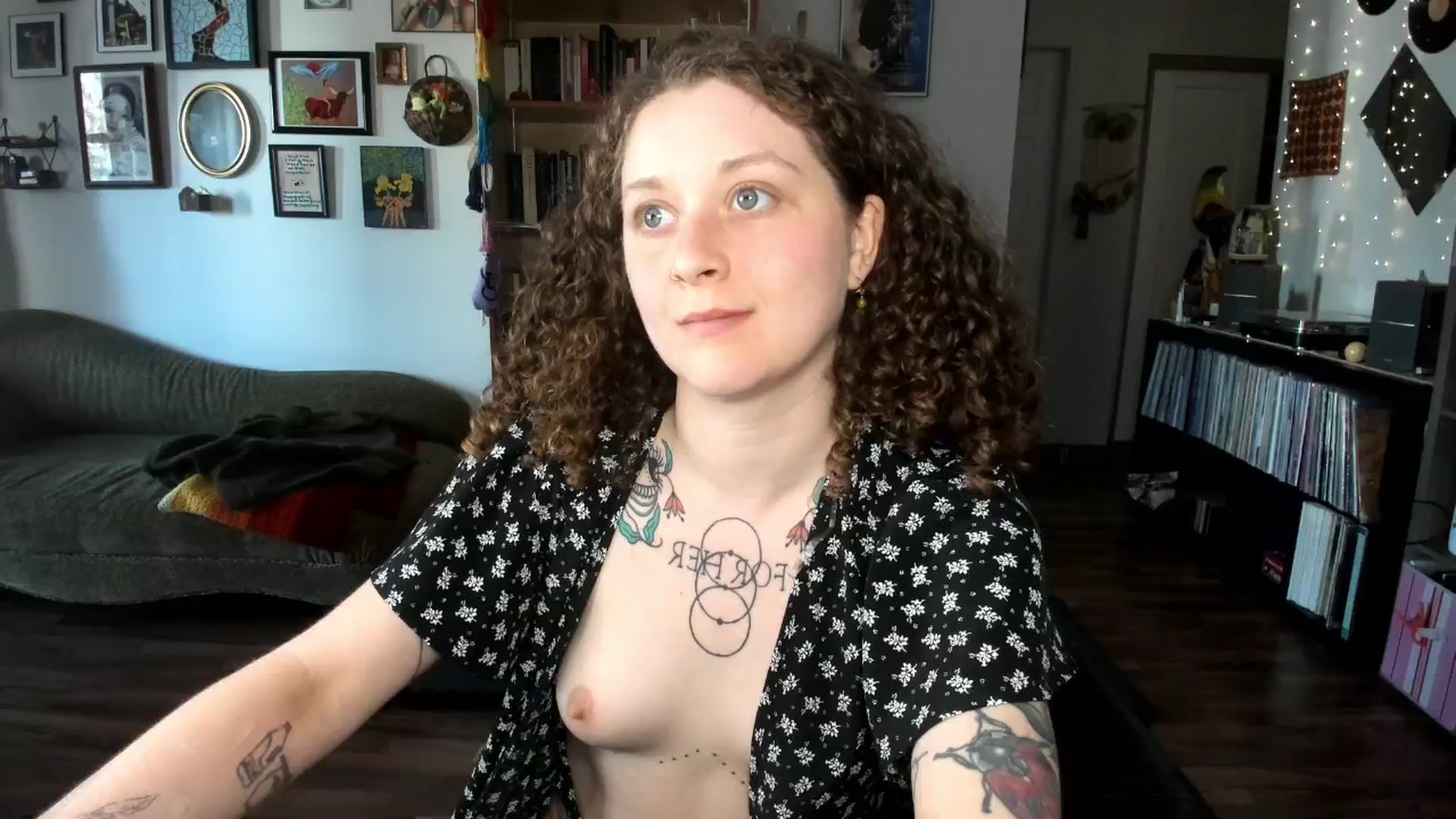 Gallery image thumbnail from PeachyQueen_'s myfreecams stream on, 05/06/2025, 22:11 image 13 of 20
