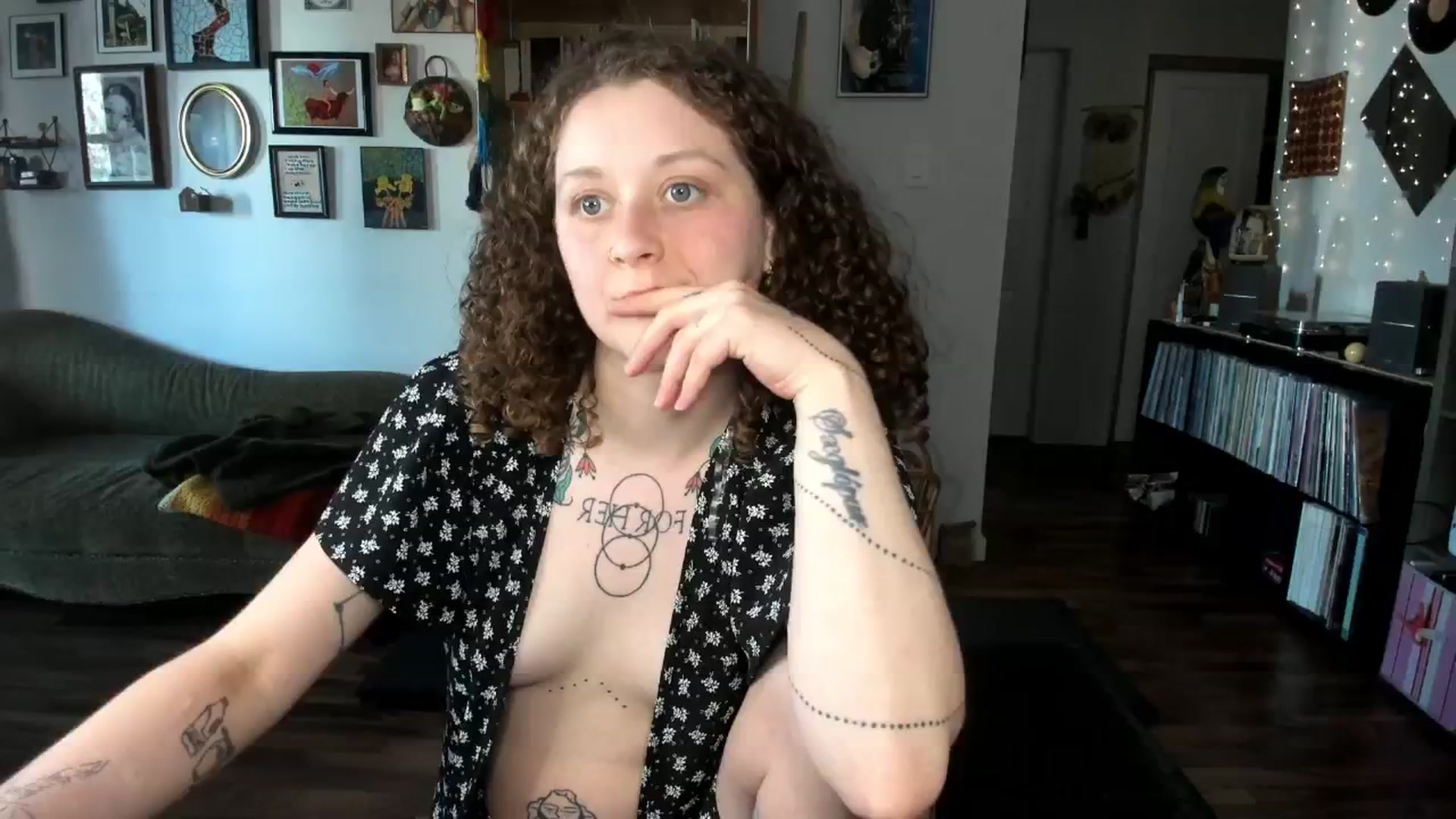 Gallery image thumbnail from PeachyQueen_'s myfreecams stream on, 05/06/2025, 22:11 image 19 of 20