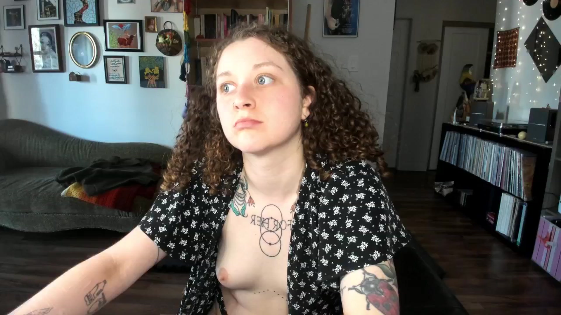 Gallery image thumbnail from PeachyQueen_'s myfreecams stream on, 05/06/2025, 22:11 image 10 of 20