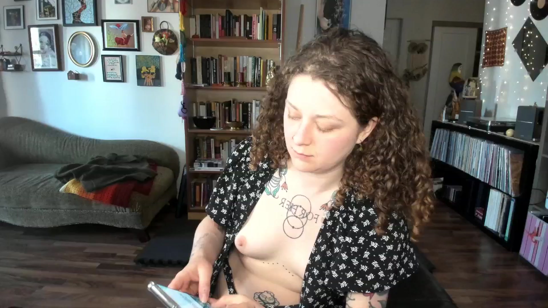 Gallery image thumbnail from PeachyQueen_'s myfreecams stream on, 05/06/2025, 22:11 image 11 of 20