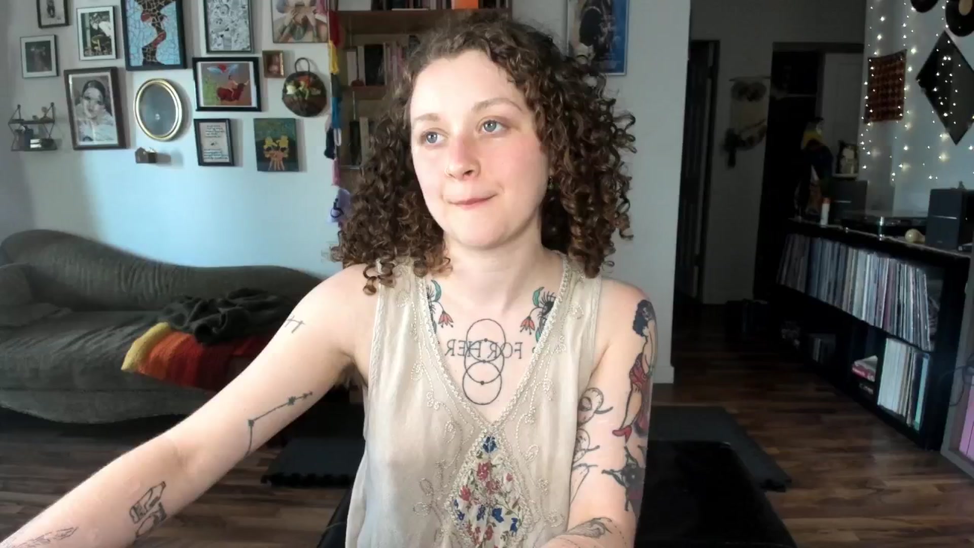 Gallery image thumbnail from PeachyQueen_'s myfreecams stream on, 05/13/2025, 21:16 image 16 of 20